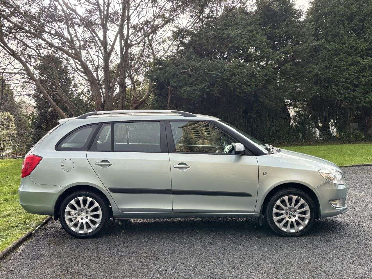 A 2011 SKODA FABIA 1.2 TSI Elegance Estate 5dr Petrol DSG Euro 5 (105 ps) A 2011 SKODA FABIA 1.2 TSI Elegance Estate 5dr Petrol DSG Euro 5 (105 ps)