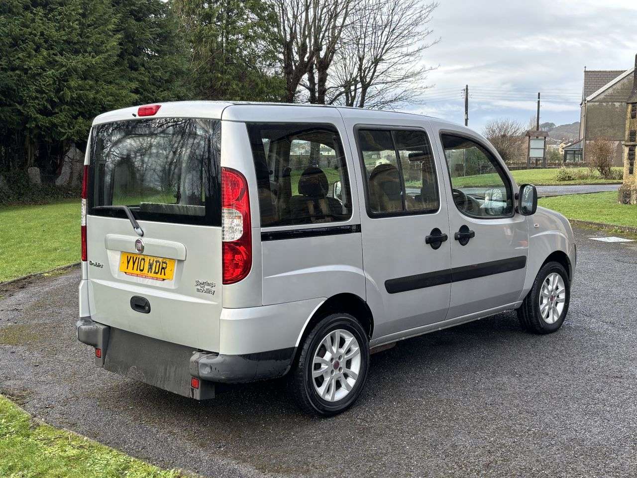 A 2010 FIAT DOBLO 1.4 Dynamic Estate 5dr Petrol Manual (174 g/km, 77 bhp) A 2010 FIAT DOBLO 1.4 Dynamic Estate 5dr Petrol Manual (174 g/km, 77 bhp)