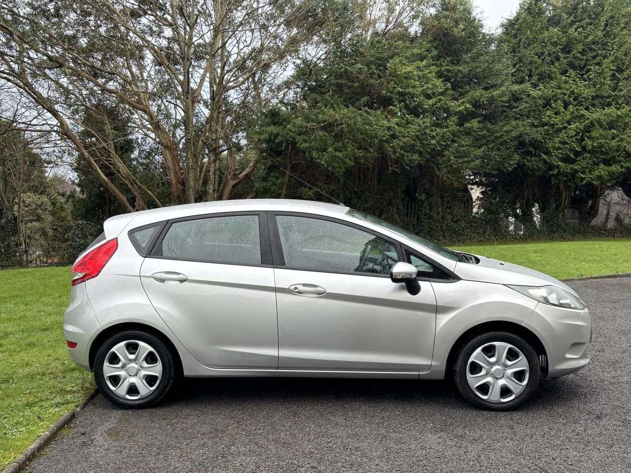 A 2010 FORD FIESTA 1.25 Edge Hatchback 5dr Petrol Manual (127 g/km, 59 bhp) A 2010 FORD FIESTA 1.25 Edge Hatchback 5dr Petrol Manual (127 g/km, 59 bhp)