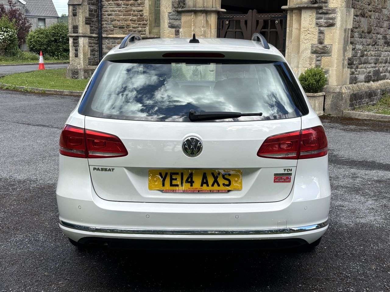 A 2014 VOLKSWAGEN PASSAT 1.6 TDI BlueMotion Tech Executive Estate 5dr Diesel Manual Euro 5 (s/s) (10 A 2014 VOLKSWAGEN PASSAT 1.6 TDI BlueMotion Tech Executive Estate 5dr Diesel Manual Euro 5 (s/s) (10