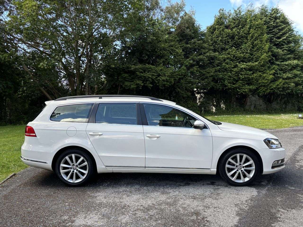 A 2014 VOLKSWAGEN PASSAT 1.6 TDI BlueMotion Tech Executive Estate 5dr Diesel Manual Euro 5 (s/s) (10 A 2014 VOLKSWAGEN PASSAT 1.6 TDI BlueMotion Tech Executive Estate 5dr Diesel Manual Euro 5 (s/s) (10