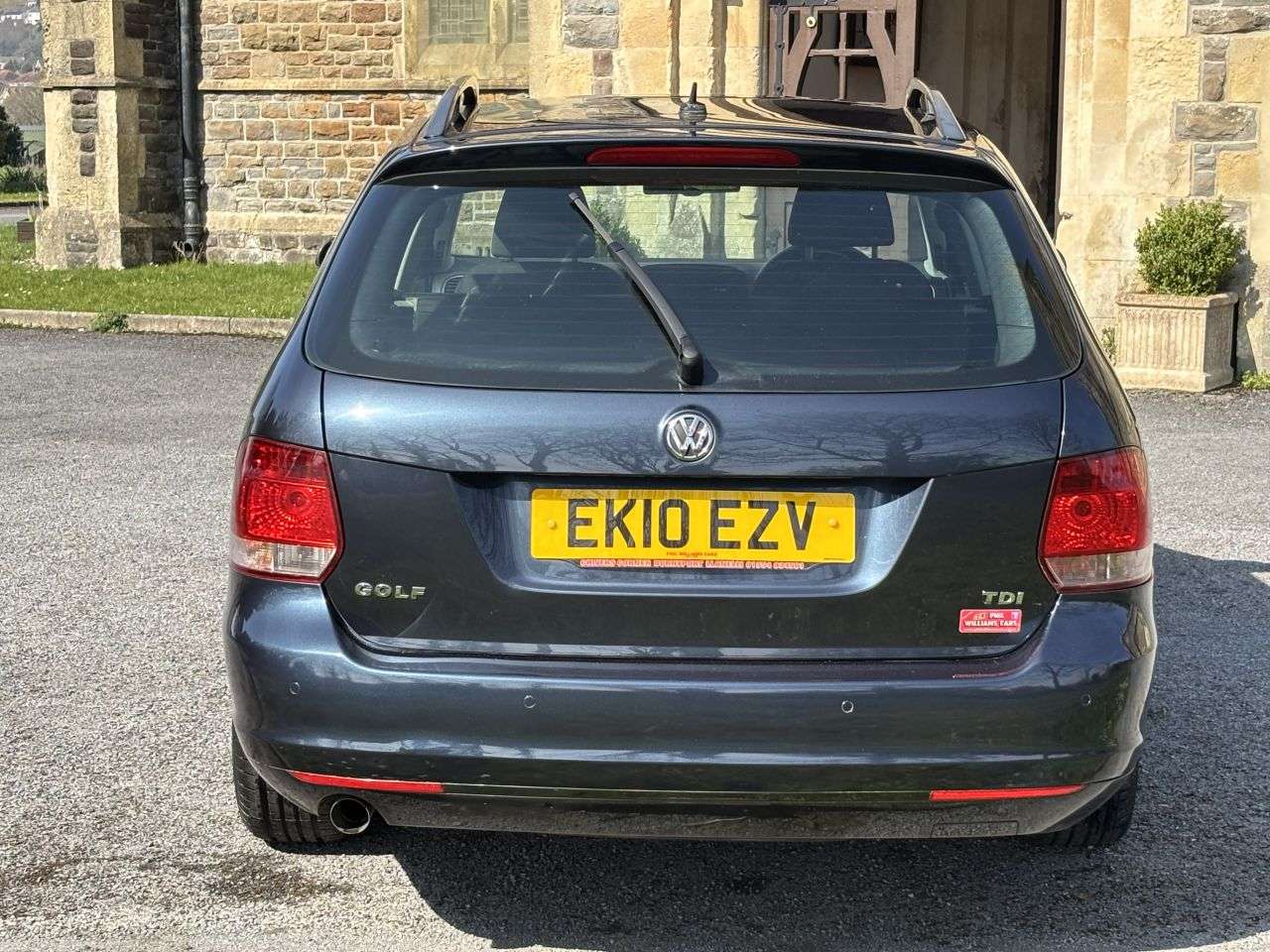 A 2010 VOLKSWAGEN GOLF 1.6 TDI SE Estate 5dr Diesel Manual Euro 5 (105 ps) A 2010 VOLKSWAGEN GOLF 1.6 TDI SE Estate 5dr Diesel Manual Euro 5 (105 ps)