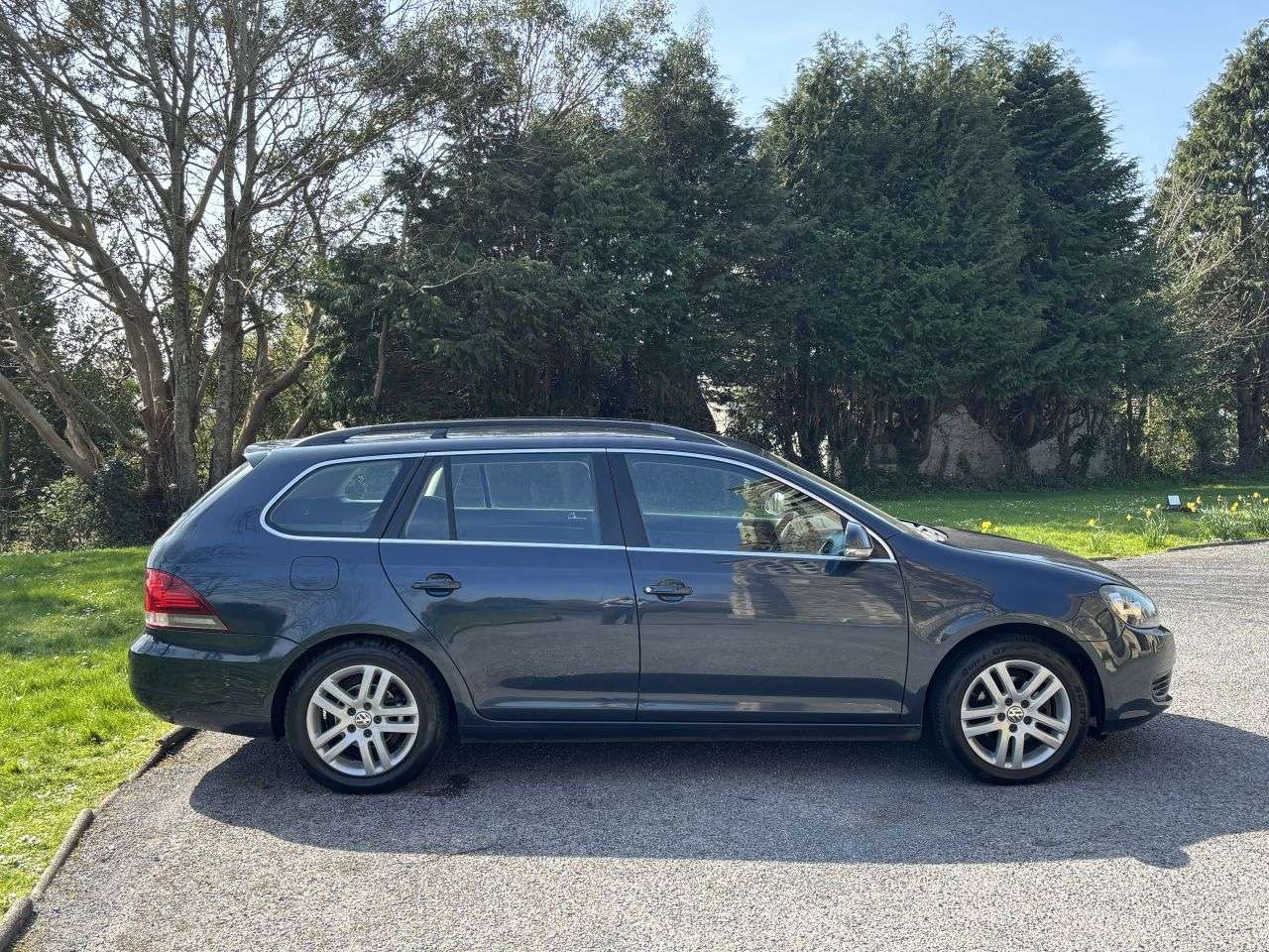 A 2010 VOLKSWAGEN GOLF 1.6 TDI SE Estate 5dr Diesel Manual Euro 5 (105 ps) A 2010 VOLKSWAGEN GOLF 1.6 TDI SE Estate 5dr Diesel Manual Euro 5 (105 ps)