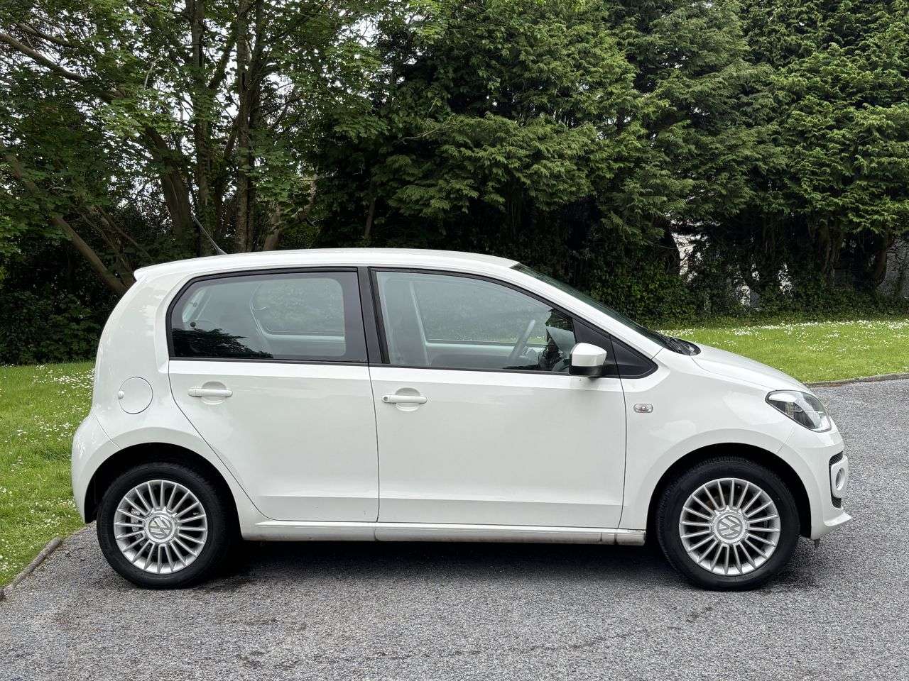 A 2014 VOLKSWAGEN UP! 1.0 High up! Hatchback 5dr Petrol Manual Euro 5 (75 ps) A 2014 VOLKSWAGEN UP! 1.0 High up! Hatchback 5dr Petrol Manual Euro 5 (75 ps)
