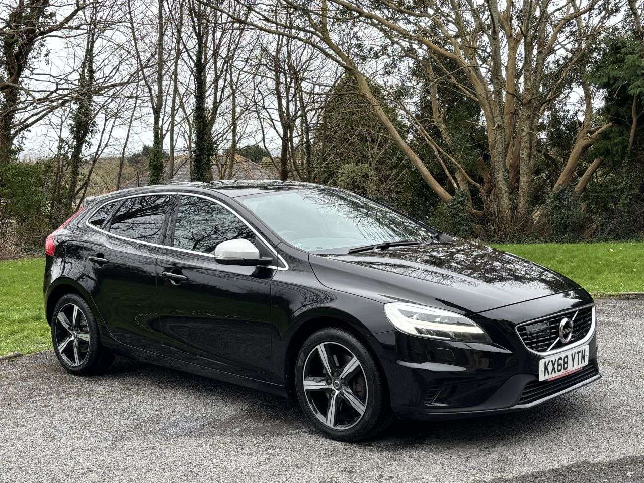 A 2018 VOLVO V40 1.5 T3 GPF R-Design Nav Plus Hatchback 5dr Petrol Auto Euro 6 (s/s) (152 ps A 2018 VOLVO V40 1.5 T3 GPF R-Design Nav Plus Hatchback 5dr Petrol Auto Euro 6 (s/s) (152 ps