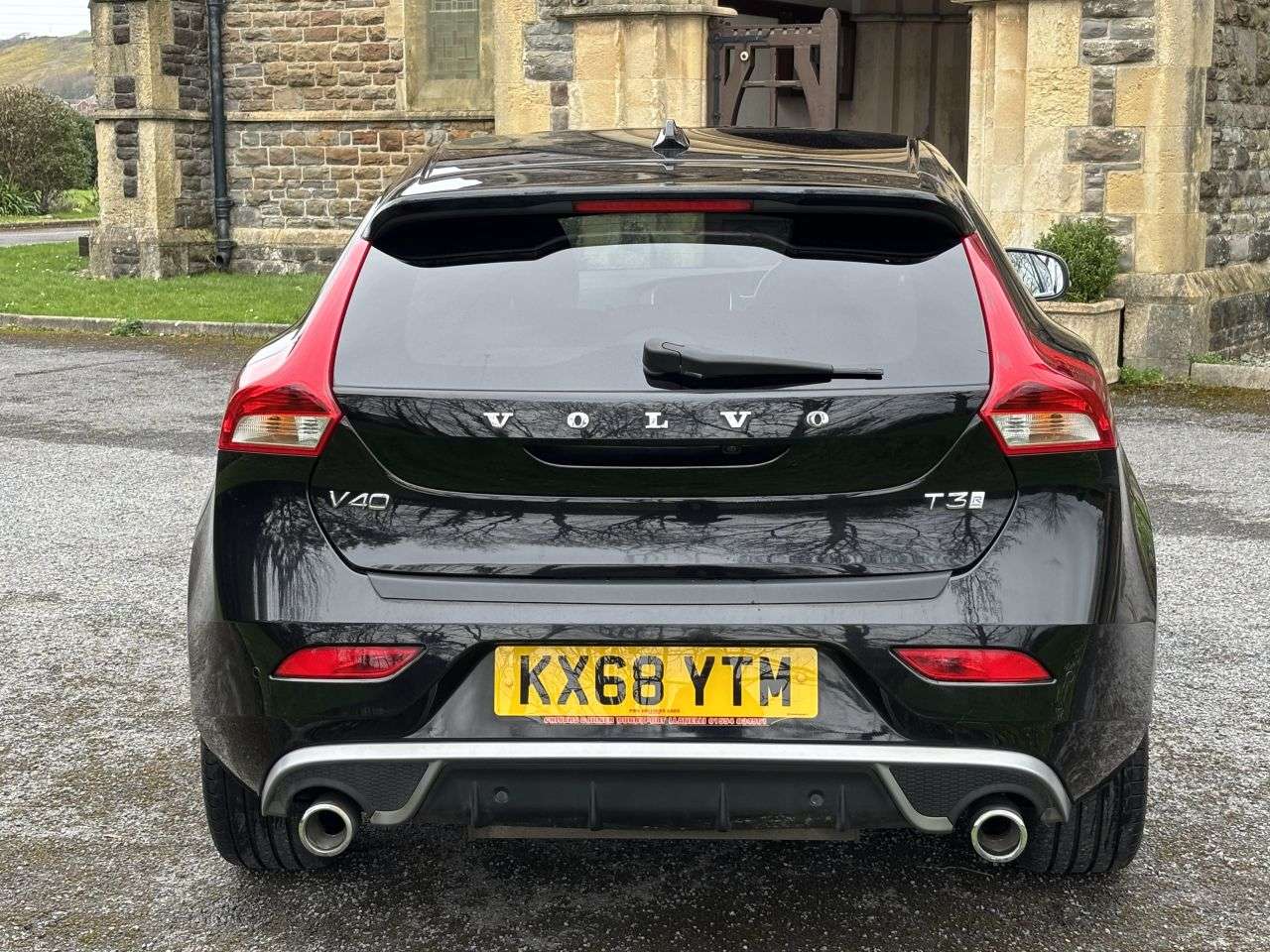 A 2018 VOLVO V40 1.5 T3 GPF R-Design Nav Plus Hatchback 5dr Petrol Auto Euro 6 (s/s) (152 ps A 2018 VOLVO V40 1.5 T3 GPF R-Design Nav Plus Hatchback 5dr Petrol Auto Euro 6 (s/s) (152 ps