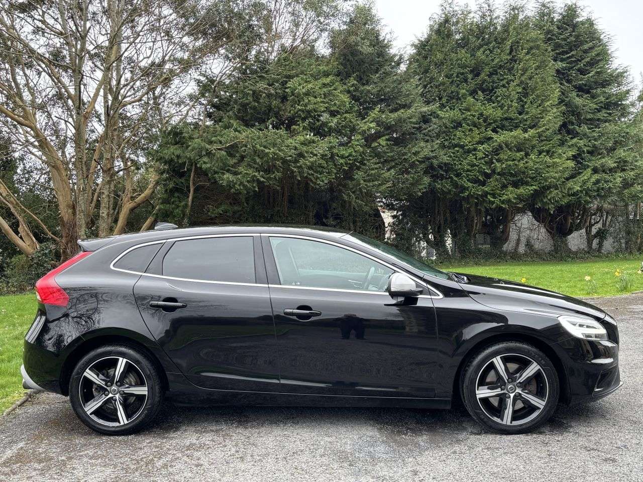 A 2018 VOLVO V40 1.5 T3 GPF R-Design Nav Plus Hatchback 5dr Petrol Auto Euro 6 (s/s) (152 ps A 2018 VOLVO V40 1.5 T3 GPF R-Design Nav Plus Hatchback 5dr Petrol Auto Euro 6 (s/s) (152 ps