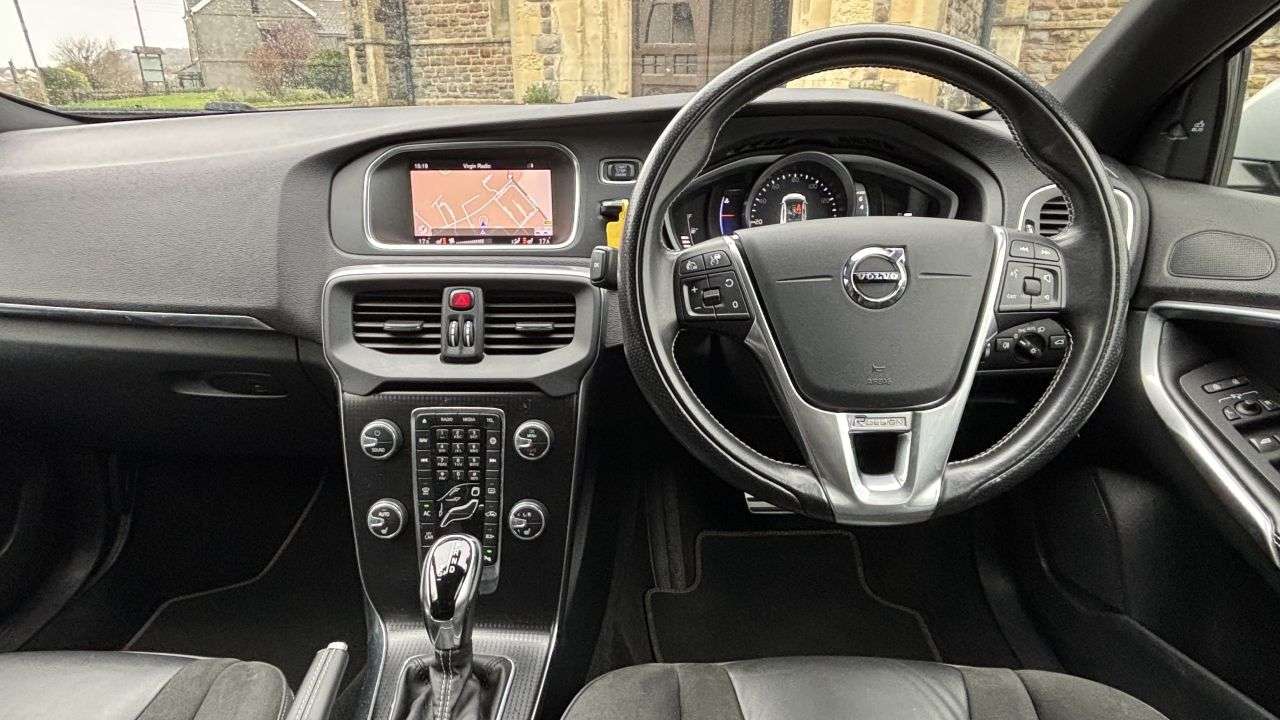 2018 VOLVO V40 2018 VOLVO V40
