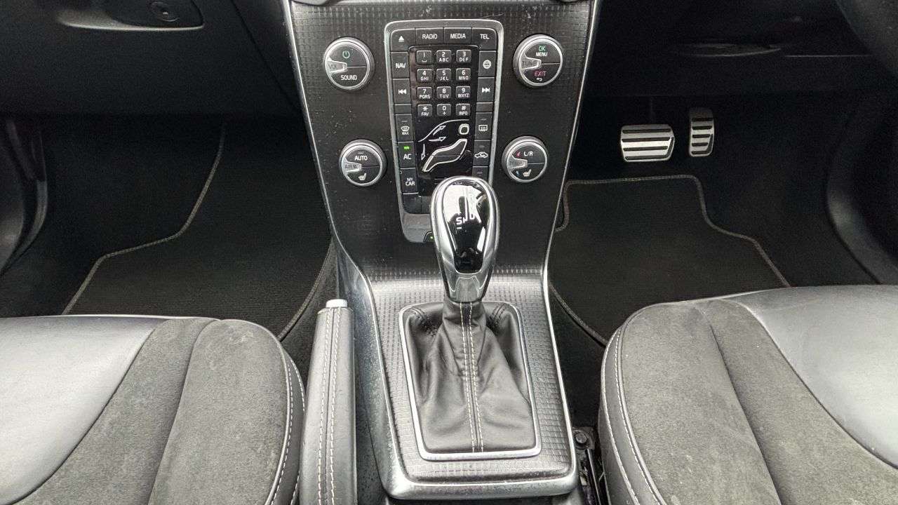 2018 VOLVO V40 2018 VOLVO V40