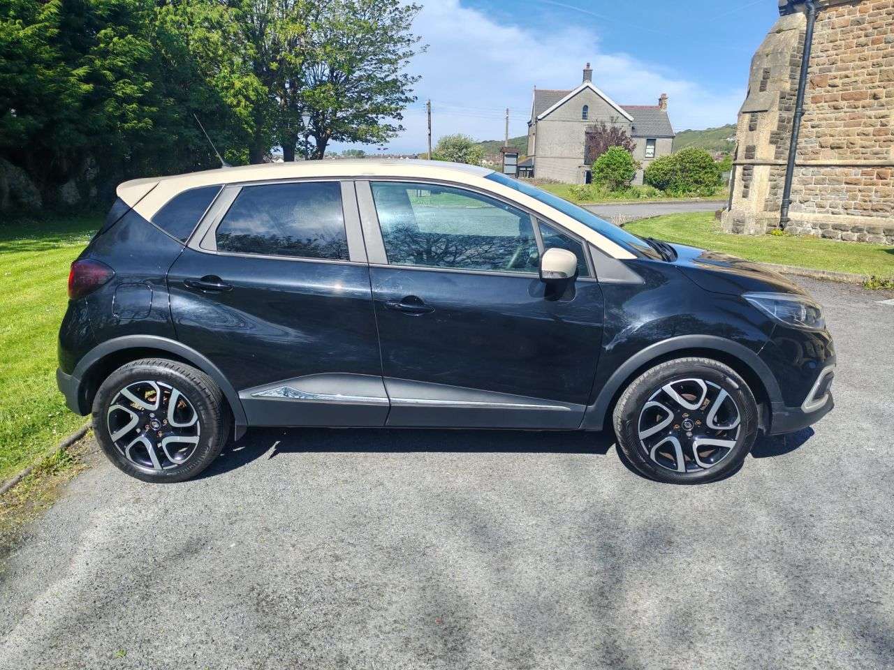 A 2018 RENAULT CAPTUR 0.9 TCe ENERGY Iconic SUV 5dr Petrol Manual Euro 6 (s/s) (90 ps) A 2018 RENAULT CAPTUR 0.9 TCe ENERGY Iconic SUV 5dr Petrol Manual Euro 6 (s/s) (90 ps)