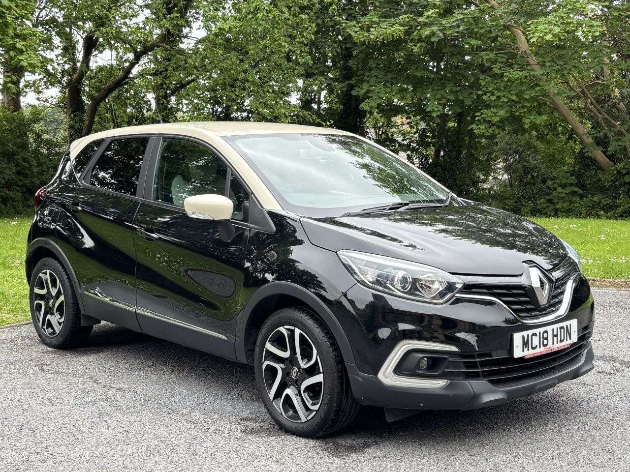A 2018 RENAULT CAPTUR 0.9 TCe ENERGY Iconic SUV 5dr Petrol Manual Euro 6 (s/s) (90 ps) A 2018 RENAULT CAPTUR 0.9 TCe ENERGY Iconic SUV 5dr Petrol Manual Euro 6 (s/s) (90 ps)