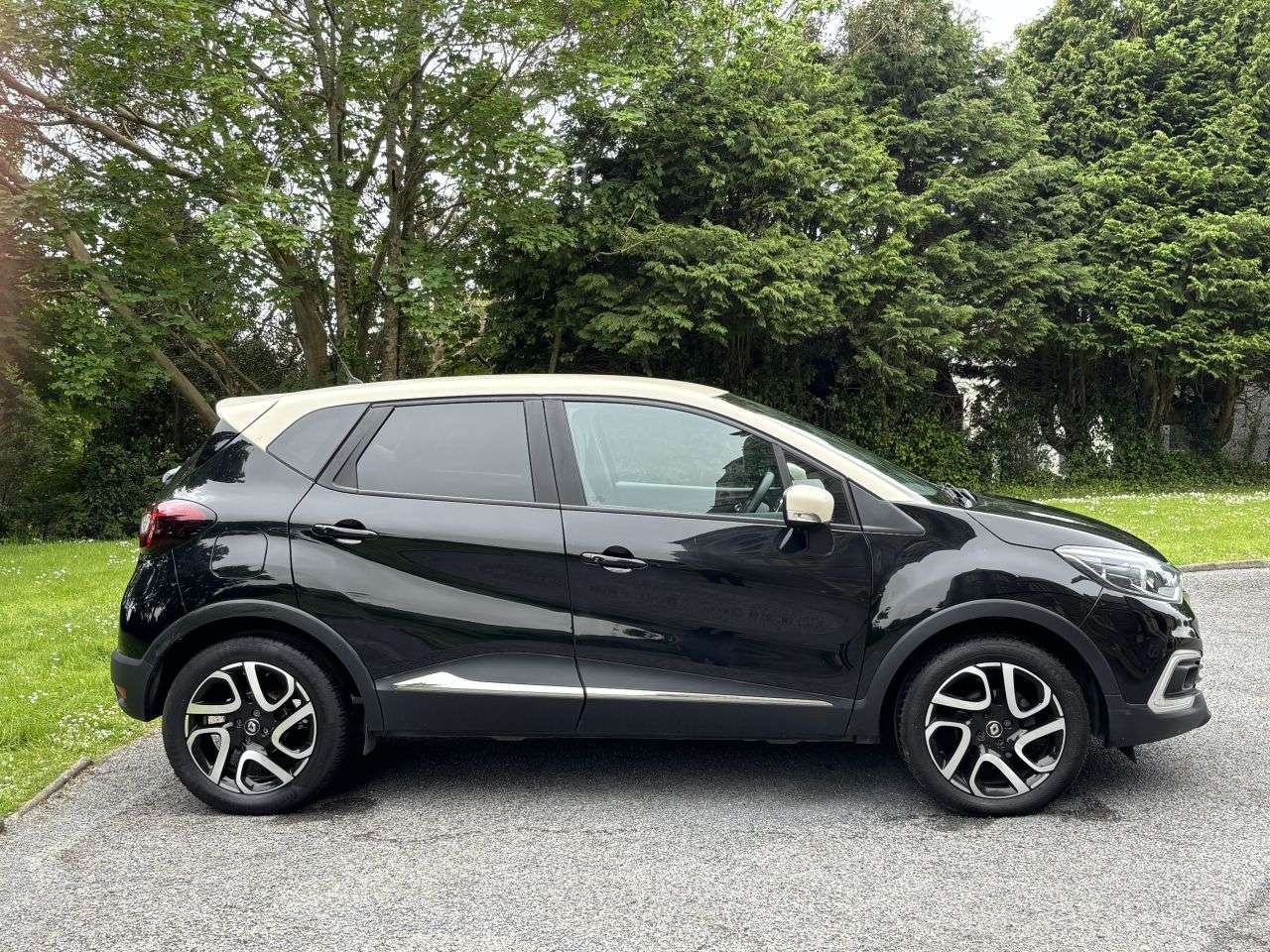 A 2018 RENAULT CAPTUR 0.9 TCe ENERGY Iconic SUV 5dr Petrol Manual Euro 6 (s/s) (90 ps) A 2018 RENAULT CAPTUR 0.9 TCe ENERGY Iconic SUV 5dr Petrol Manual Euro 6 (s/s) (90 ps)
