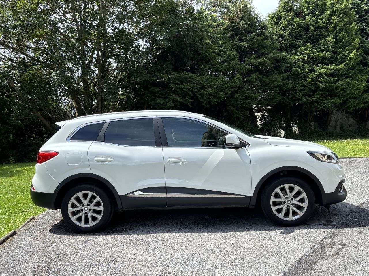A 2016 RENAULT KADJAR 1.5 dCi Dynamique Nav SUV 5dr Diesel Manual Euro 6 (s/s) (110 ps) A 2016 RENAULT KADJAR 1.5 dCi Dynamique Nav SUV 5dr Diesel Manual Euro 6 (s/s) (110 ps)