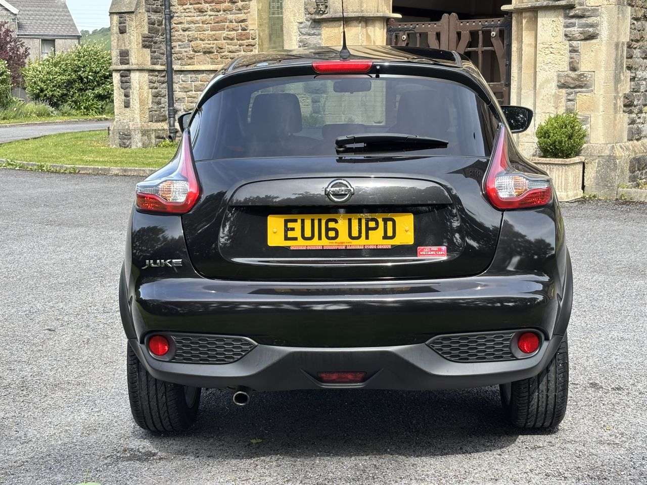 A 2016 NISSAN JUKE 1.6 N-Connecta SUV 5dr Petrol XTRON Euro 6 (117 ps) A 2016 NISSAN JUKE 1.6 N-Connecta SUV 5dr Petrol XTRON Euro 6 (117 ps)