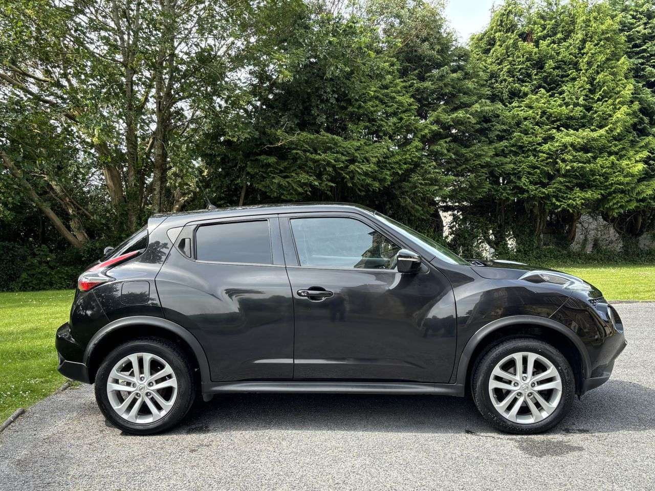 A 2016 NISSAN JUKE 1.6 N-Connecta SUV 5dr Petrol XTRON Euro 6 (117 ps) A 2016 NISSAN JUKE 1.6 N-Connecta SUV 5dr Petrol XTRON Euro 6 (117 ps)