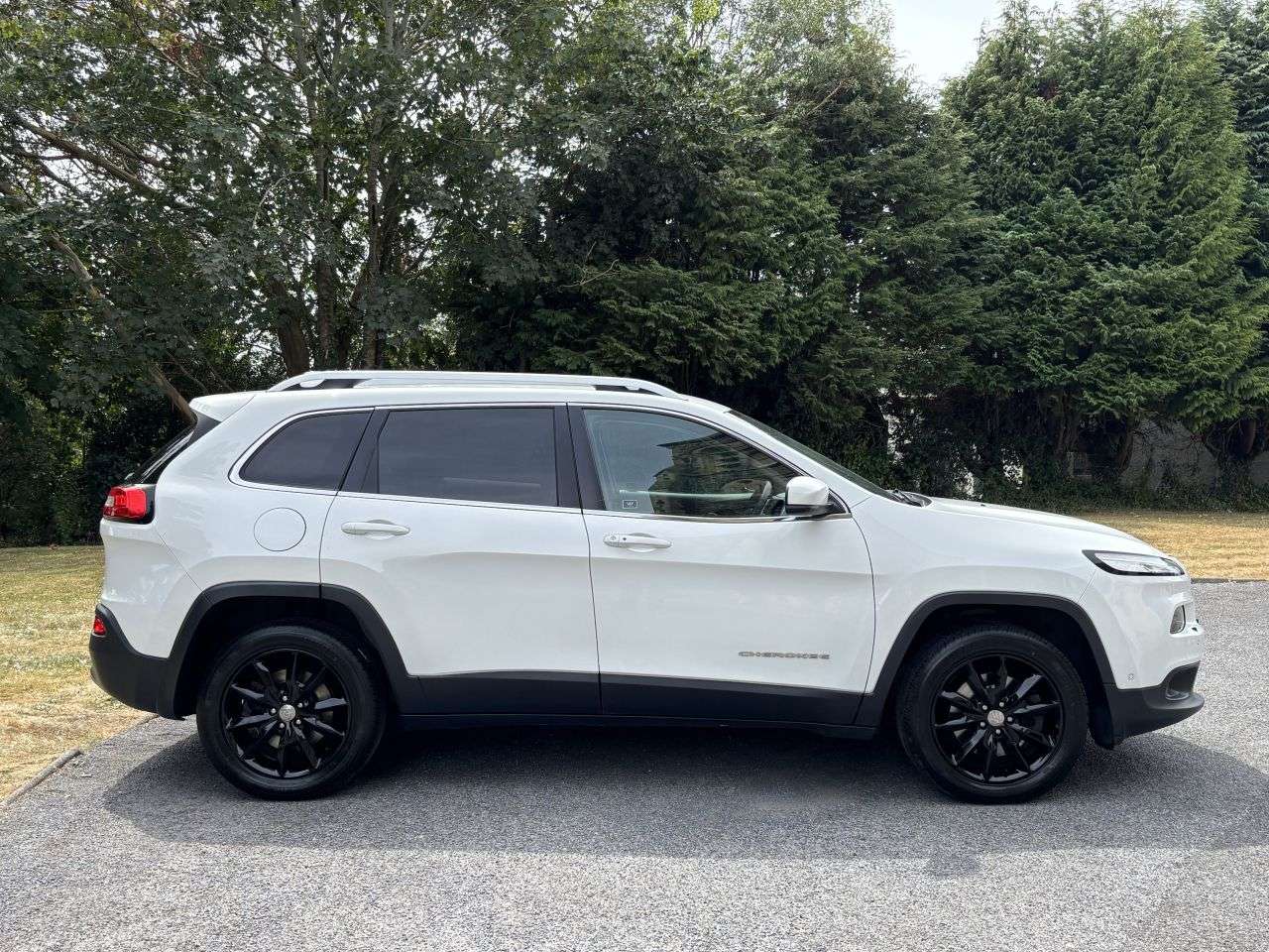 A 2015 JEEP CHEROKEE 2.0 CRD Limited SUV 5dr Diesel Manual 4WD Euro 5 (s/s) (140 ps) A 2015 JEEP CHEROKEE 2.0 CRD Limited SUV 5dr Diesel Manual 4WD Euro 5 (s/s) (140 ps)