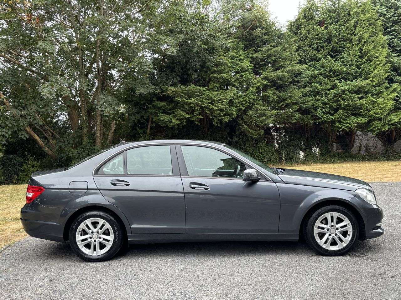 A 2013 MERCEDES-BENZ C CLASS 2.1 C200 CDI BlueEfficiency Executive SE Saloon 4dr Diesel G-Tronic+ Euro 5 A 2013 MERCEDES-BENZ C CLASS 2.1 C200 CDI BlueEfficiency Executive SE Saloon 4dr Diesel G-Tronic+ Euro 5