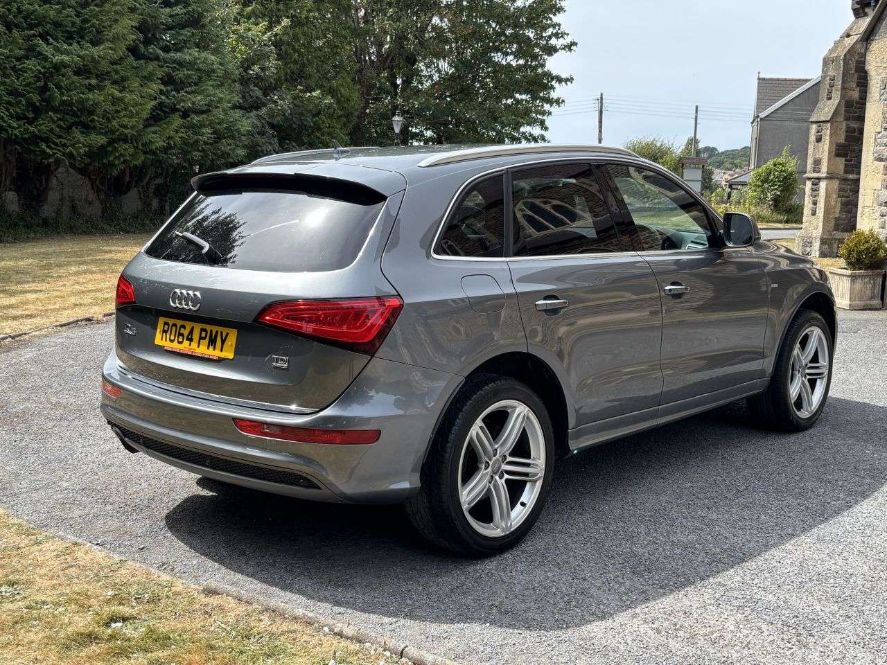 A 2014 AUDI Q5 2.0 TDI S line Plus SUV 5dr Diesel Manual quattro Euro 5 (s/s) (150 ps) A 2014 AUDI Q5 2.0 TDI S line Plus SUV 5dr Diesel Manual quattro Euro 5 (s/s) (150 ps)