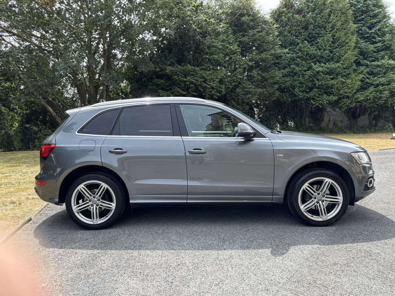 A 2014 AUDI Q5 2.0 TDI S line Plus SUV 5dr Diesel Manual quattro Euro 5 (s/s) (150 ps) A 2014 AUDI Q5 2.0 TDI S line Plus SUV 5dr Diesel Manual quattro Euro 5 (s/s) (150 ps)