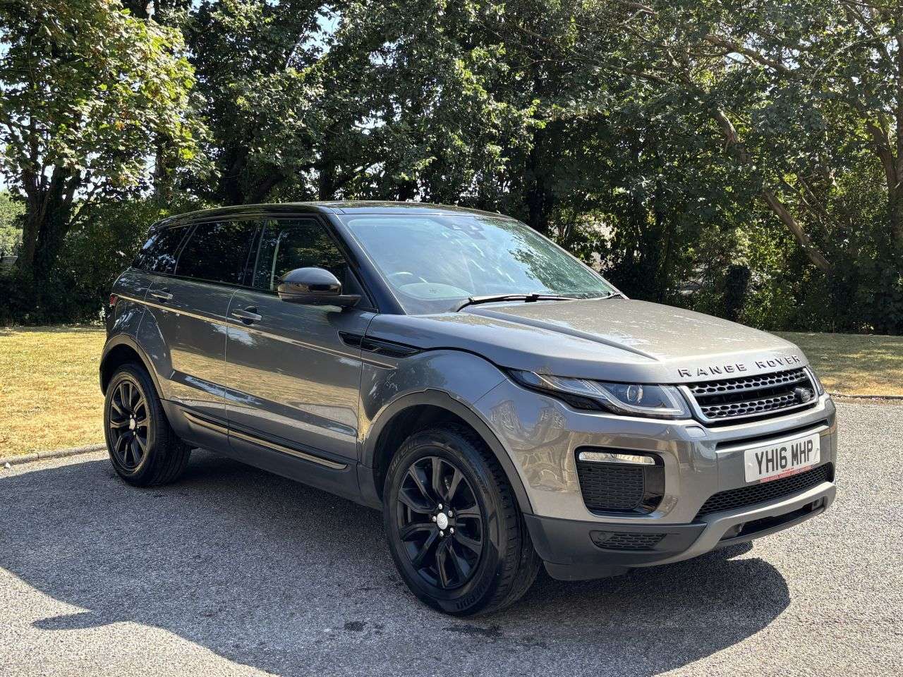 A 2016 LAND ROVER RANGE ROVER EVOQUE 2.0 TD4 SE Tech SUV 5dr Diesel Manual 4WD Euro 6 (s/s) (180 ps) A 2016 LAND ROVER RANGE ROVER EVOQUE 2.0 TD4 SE Tech SUV 5dr Diesel Manual 4WD Euro 6 (s/s) (180 ps)