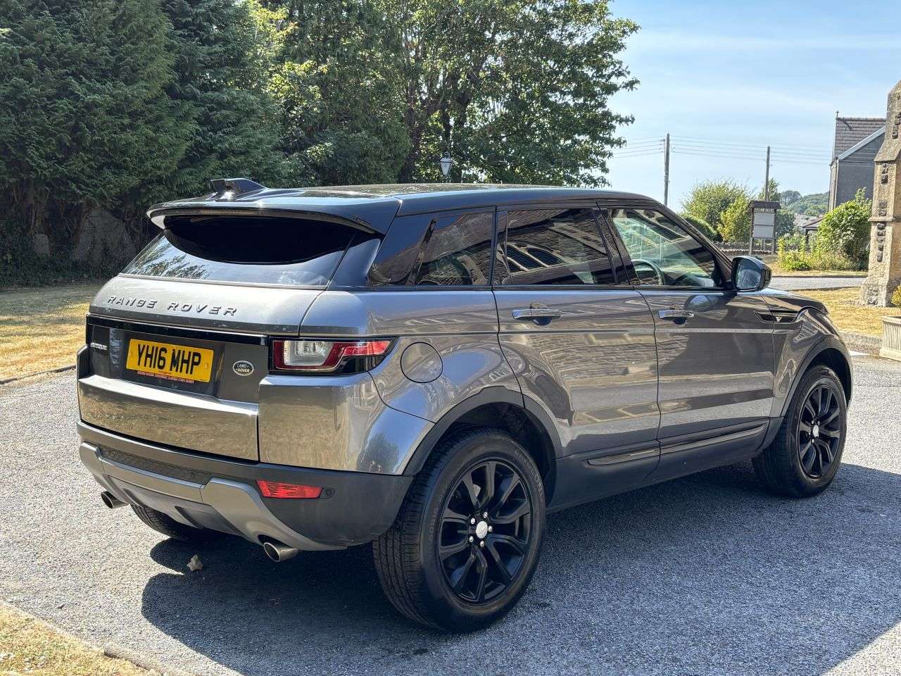 A 2016 LAND ROVER RANGE ROVER EVOQUE 2.0 TD4 SE Tech SUV 5dr Diesel Manual 4WD Euro 6 (s/s) (180 ps) A 2016 LAND ROVER RANGE ROVER EVOQUE 2.0 TD4 SE Tech SUV 5dr Diesel Manual 4WD Euro 6 (s/s) (180 ps)