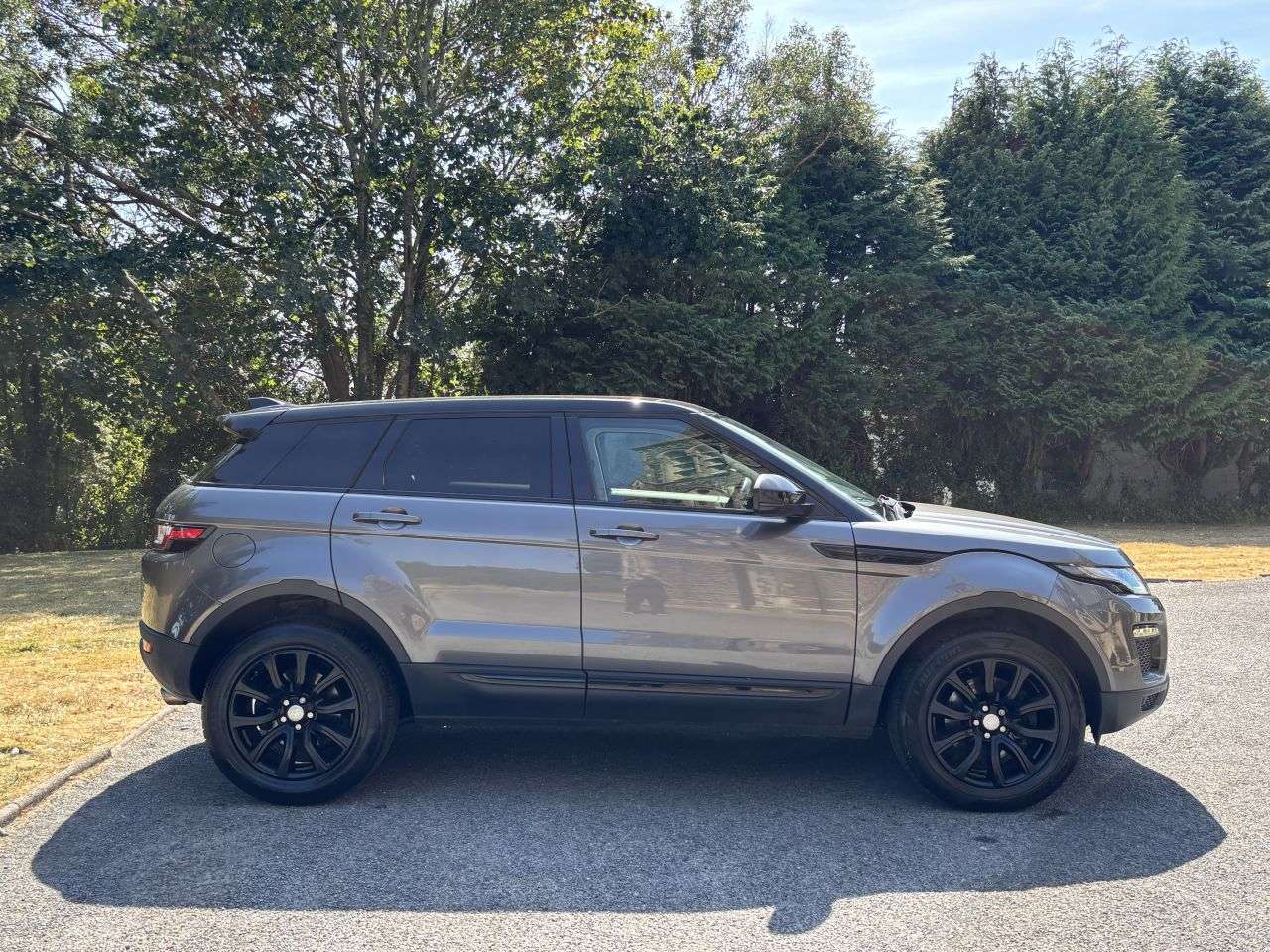 A 2016 LAND ROVER RANGE ROVER EVOQUE 2.0 TD4 SE Tech SUV 5dr Diesel Manual 4WD Euro 6 (s/s) (180 ps) A 2016 LAND ROVER RANGE ROVER EVOQUE 2.0 TD4 SE Tech SUV 5dr Diesel Manual 4WD Euro 6 (s/s) (180 ps)