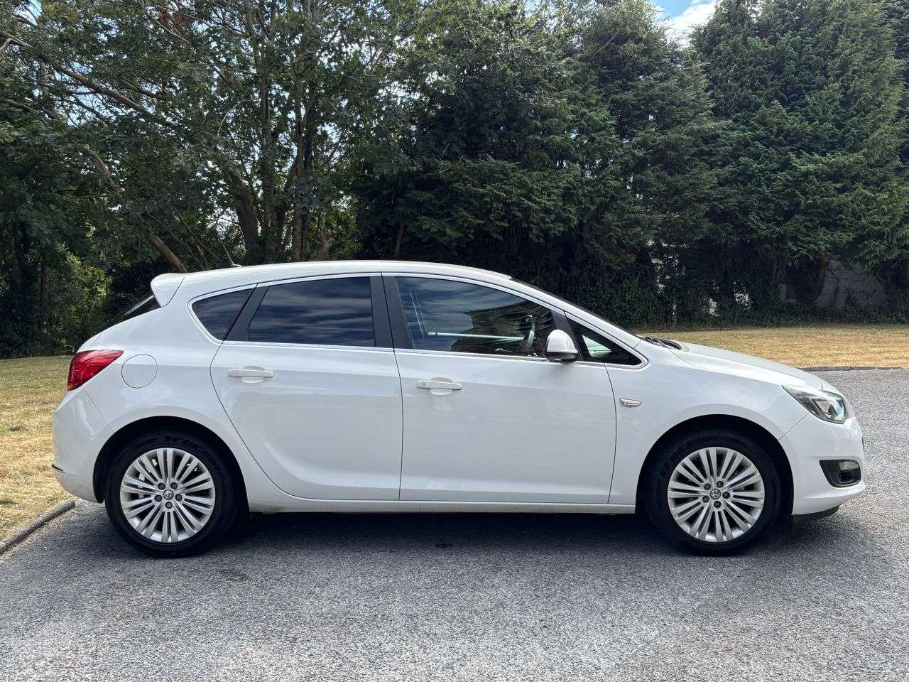 A 2015 VAUXHALL ASTRA 1.4i Excite Hatchback 5dr Petrol Manual Euro 6 (100 ps) A 2015 VAUXHALL ASTRA 1.4i Excite Hatchback 5dr Petrol Manual Euro 6 (100 ps)