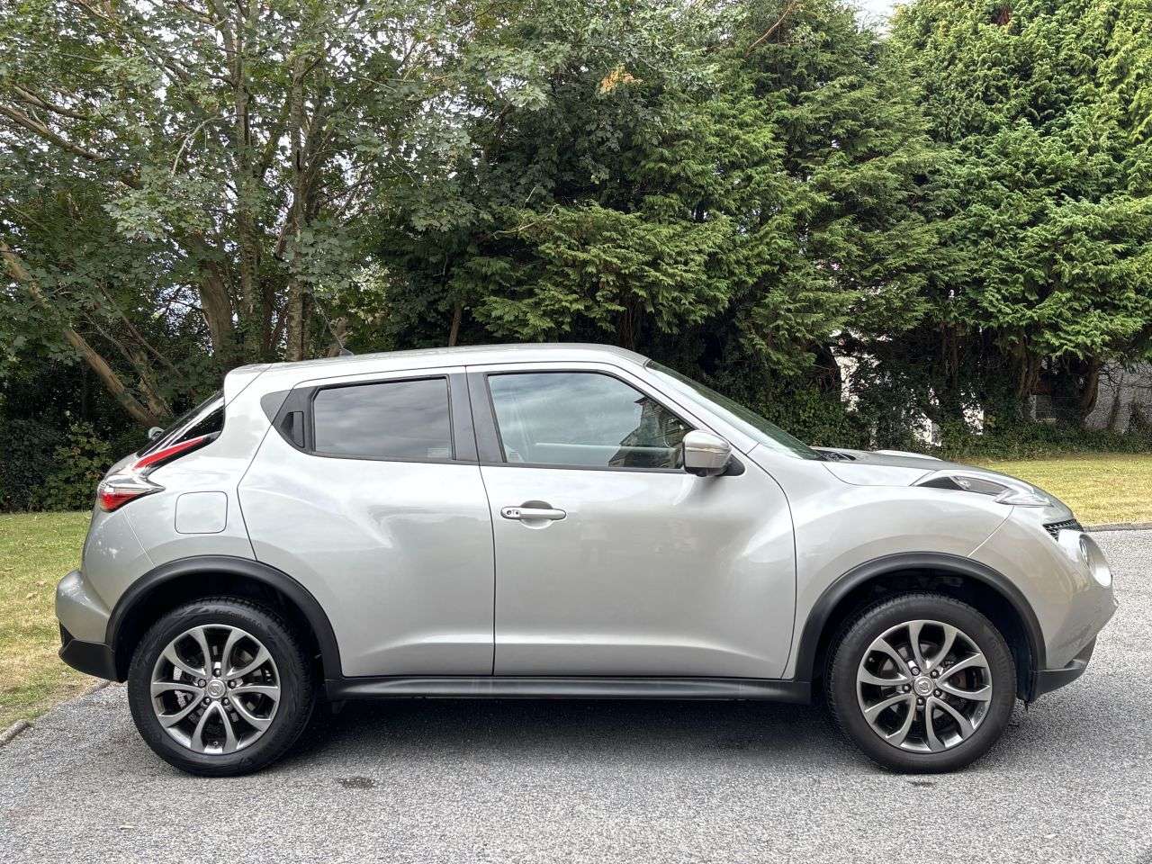 A 2015 NISSAN JUKE 1.6 Tekna SUV 5dr Petrol XTRON Euro 5 (117 ps) A 2015 NISSAN JUKE 1.6 Tekna SUV 5dr Petrol XTRON Euro 5 (117 ps)
