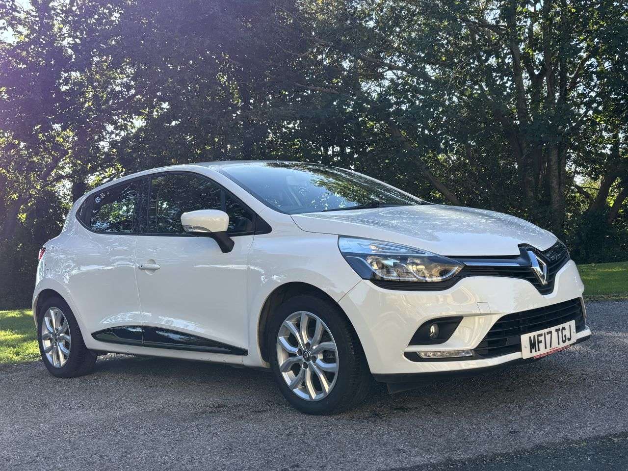 A 2017 RENAULT CLIO 1.5 dCi Dynamique Nav Hatchback 5dr Diesel Manual Euro 6 (s/s) (90 ps) A 2017 RENAULT CLIO 1.5 dCi Dynamique Nav Hatchback 5dr Diesel Manual Euro 6 (s/s) (90 ps)