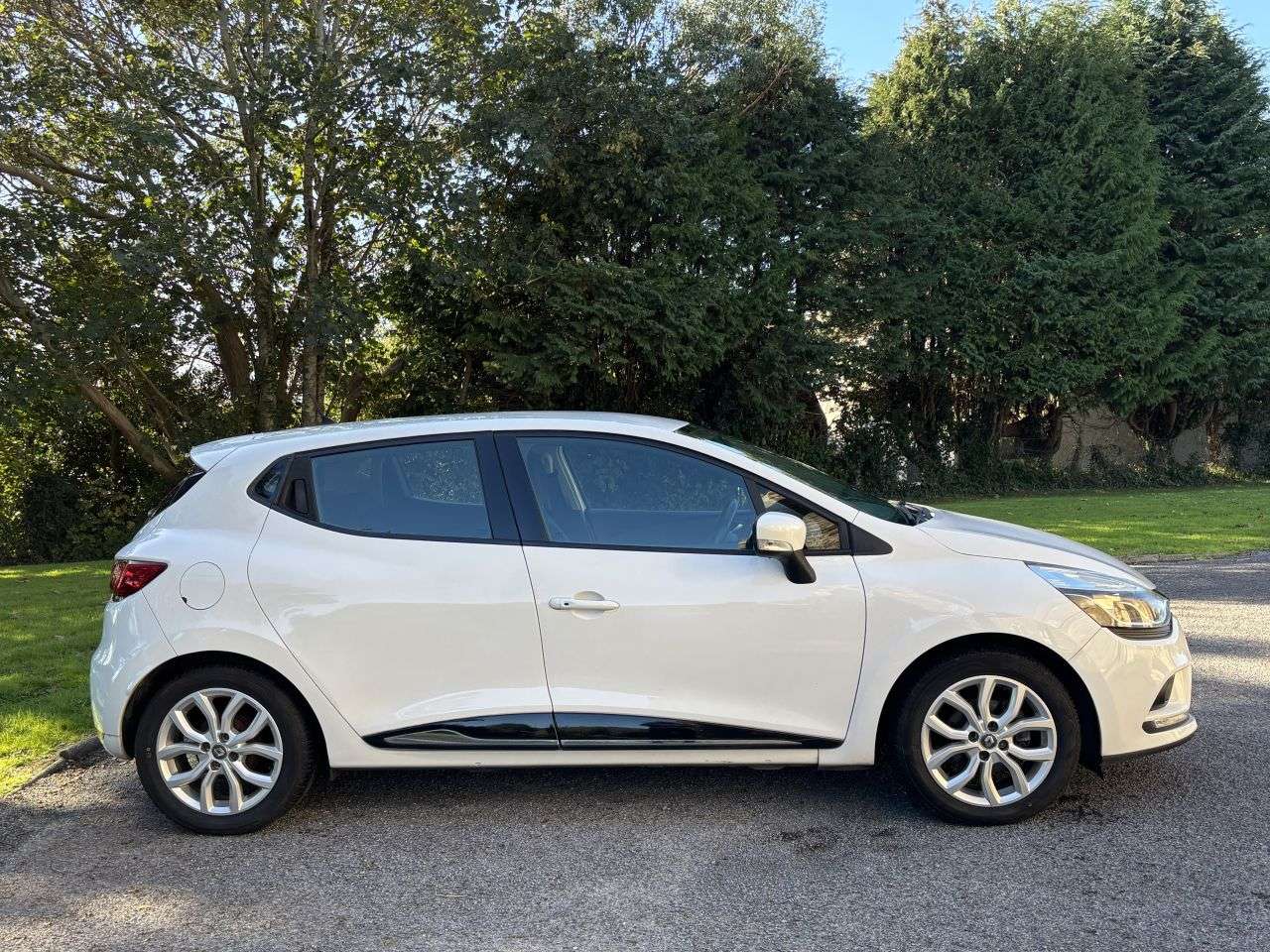 A 2017 RENAULT CLIO 1.5 dCi Dynamique Nav Hatchback 5dr Diesel Manual Euro 6 (s/s) (90 ps) A 2017 RENAULT CLIO 1.5 dCi Dynamique Nav Hatchback 5dr Diesel Manual Euro 6 (s/s) (90 ps)
