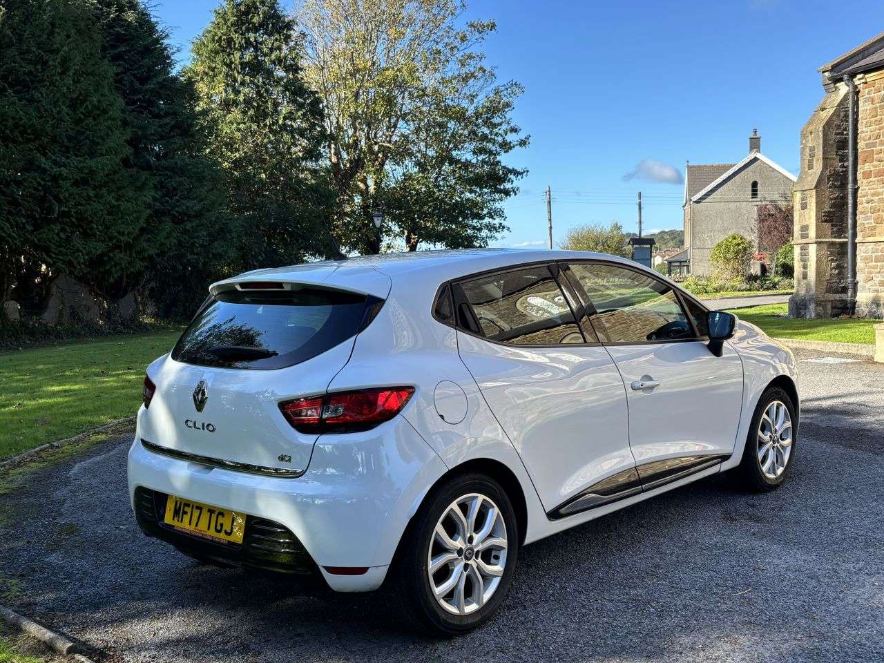 A 2017 RENAULT CLIO 1.5 dCi Dynamique Nav Hatchback 5dr Diesel Manual Euro 6 (s/s) (90 ps) A 2017 RENAULT CLIO 1.5 dCi Dynamique Nav Hatchback 5dr Diesel Manual Euro 6 (s/s) (90 ps)