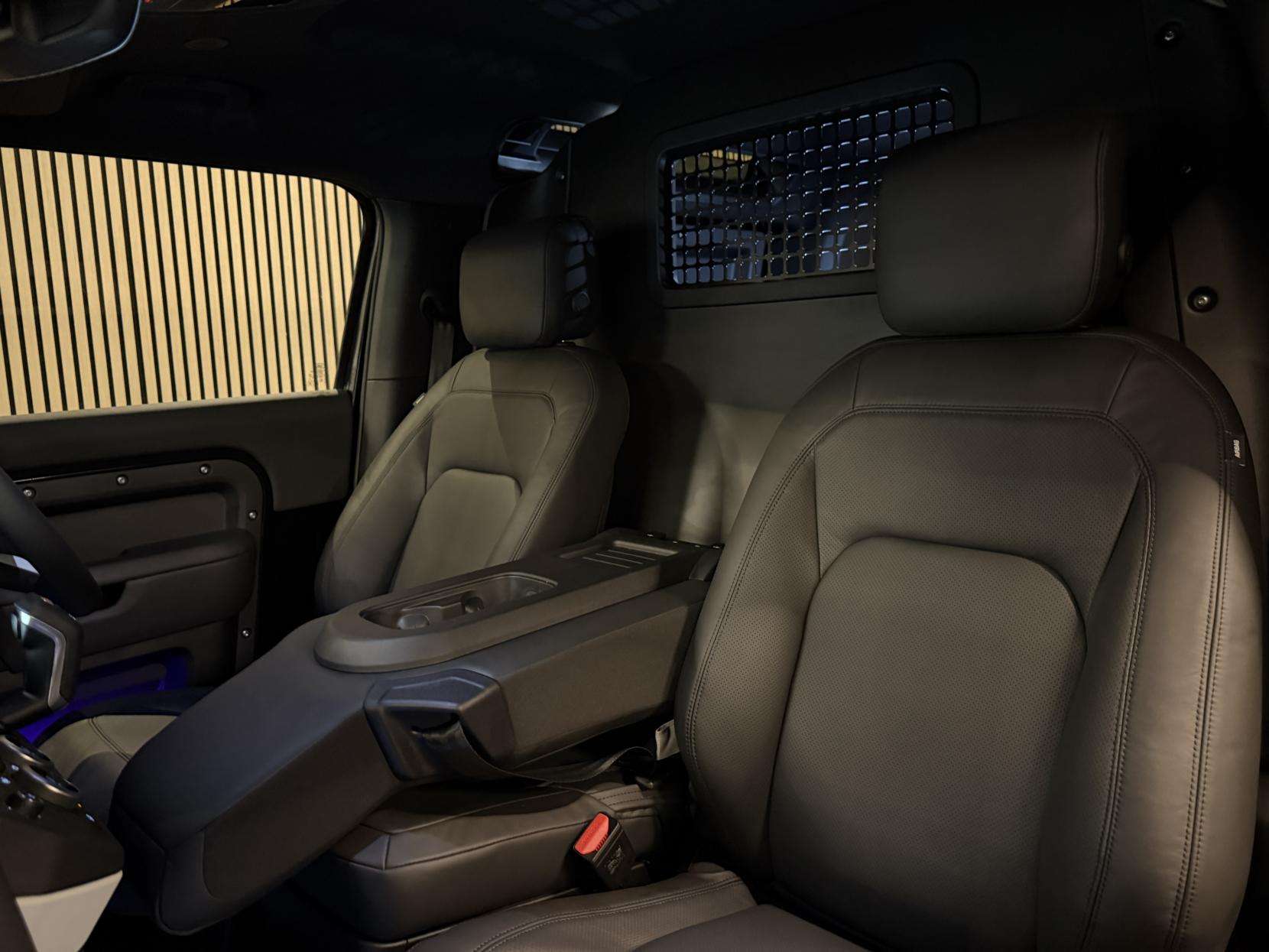 A 2025 LAND ROVER DEFENDER 90 3.0 D350 MHEV X-Dynamic HSE Hard Top SUV 3dr Diesel Auto 4WD SWB Euro 6 (s/s) (350 ps) A 2025 LAND ROVER DEFENDER 90 3.0 D350 MHEV X-Dynamic HSE Hard Top SUV 3dr Diesel Auto 4WD SWB Euro 6 (s/s) (350 ps)