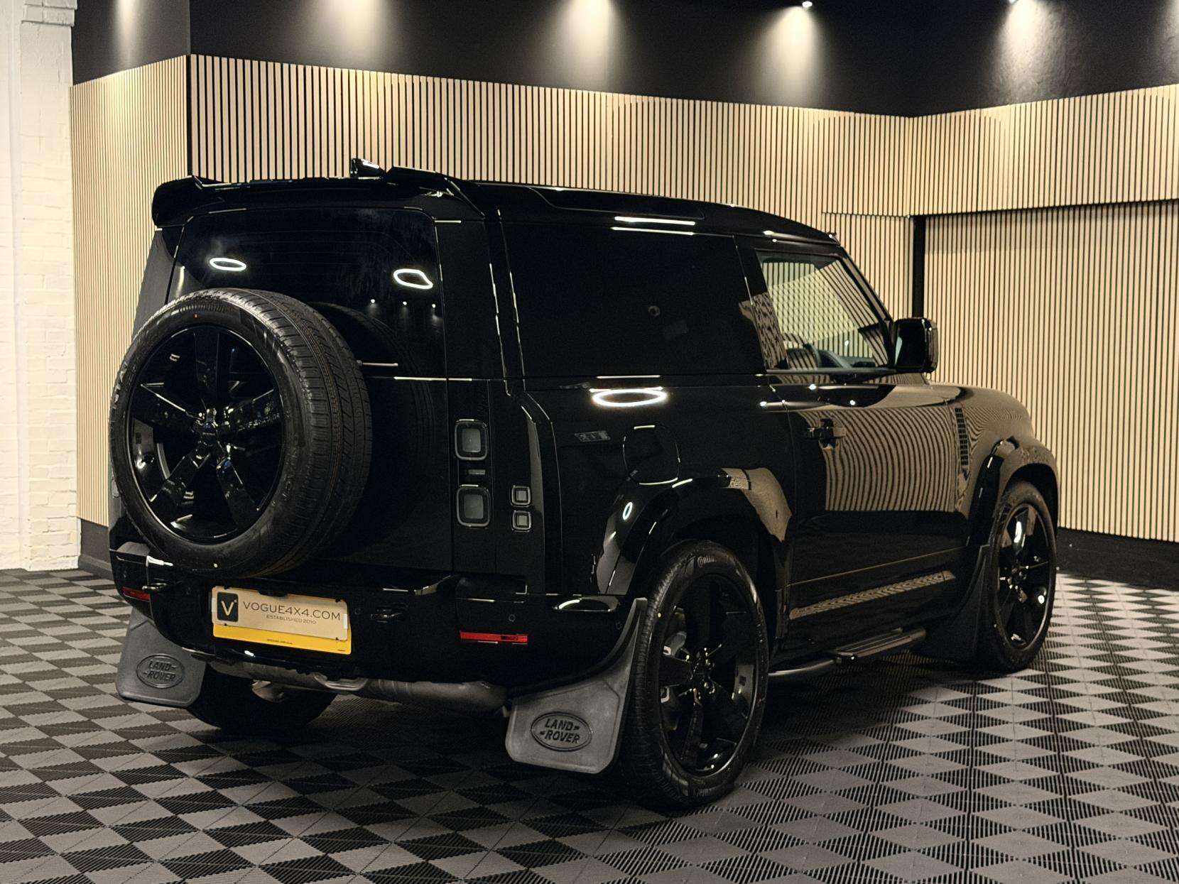 A 2025 LAND ROVER DEFENDER 90 3.0 D350 MHEV X-Dynamic HSE Hard Top SUV 3dr Diesel Auto 4WD SWB Euro 6 (s/s) (350 ps) A 2025 LAND ROVER DEFENDER 90 3.0 D350 MHEV X-Dynamic HSE Hard Top SUV 3dr Diesel Auto 4WD SWB Euro 6 (s/s) (350 ps)