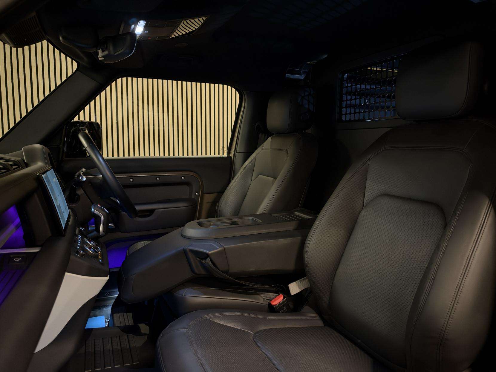 A 2024 LAND ROVER DEFENDER 90 3.0 D250 MHEV X-Dynamic HSE Hard Top SUV 3dr Diesel Auto 4WD SWB Euro 6 (s/s) (250 ps) A 2024 LAND ROVER DEFENDER 90 3.0 D250 MHEV X-Dynamic HSE Hard Top SUV 3dr Diesel Auto 4WD SWB Euro 6 (s/s) (250 ps)