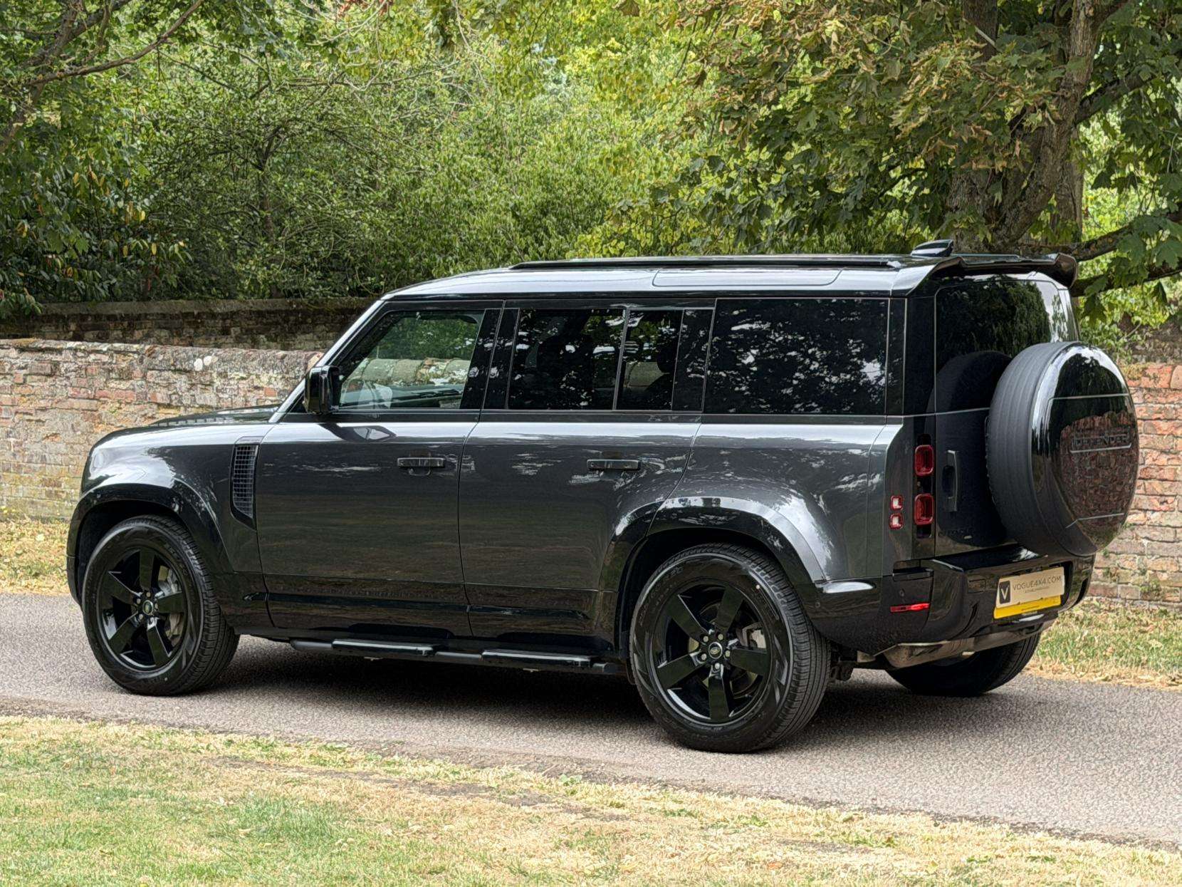 A 2022 LAND ROVER DEFENDER 110 3.0 D300 MHEV HSE Hard Top SUV 5dr Diesel Auto 4WD MWB Euro 6 (s/s) (300 ps) A 2022 LAND ROVER DEFENDER 110 3.0 D300 MHEV HSE Hard Top SUV 5dr Diesel Auto 4WD MWB Euro 6 (s/s) (300 ps)