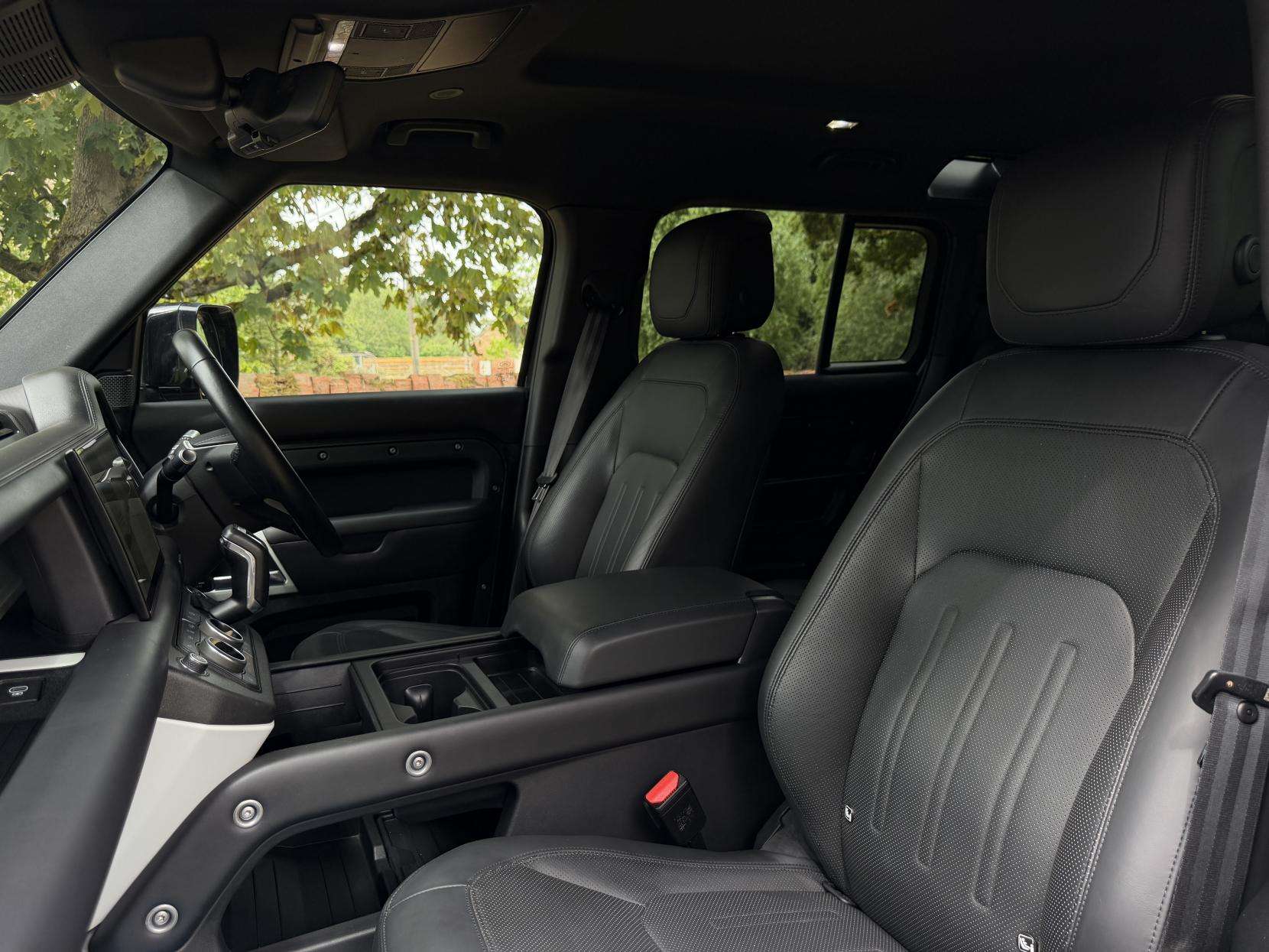A 2022 LAND ROVER DEFENDER 110 3.0 D300 MHEV HSE Hard Top SUV 5dr Diesel Auto 4WD MWB Euro 6 (s/s) (300 ps) A 2022 LAND ROVER DEFENDER 110 3.0 D300 MHEV HSE Hard Top SUV 5dr Diesel Auto 4WD MWB Euro 6 (s/s) (300 ps)