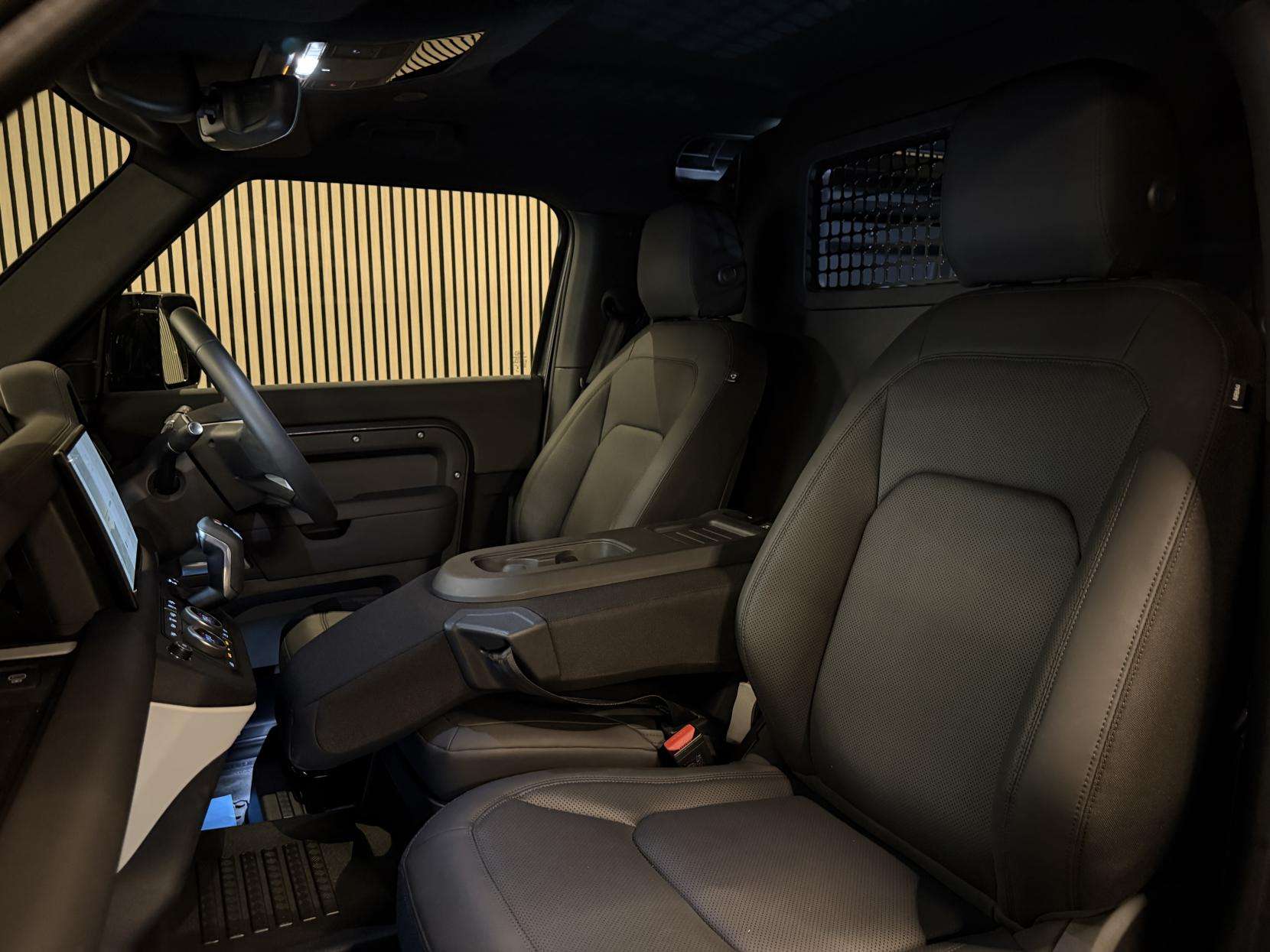 A 2025 LAND ROVER DEFENDER 90 3.0 D250 MHEV S Hard Top SUV 3dr Diesel Auto 4WD SWB Euro 6 (s/s) (250 ps) A 2025 LAND ROVER DEFENDER 90 3.0 D250 MHEV S Hard Top SUV 3dr Diesel Auto 4WD SWB Euro 6 (s/s) (250 ps)