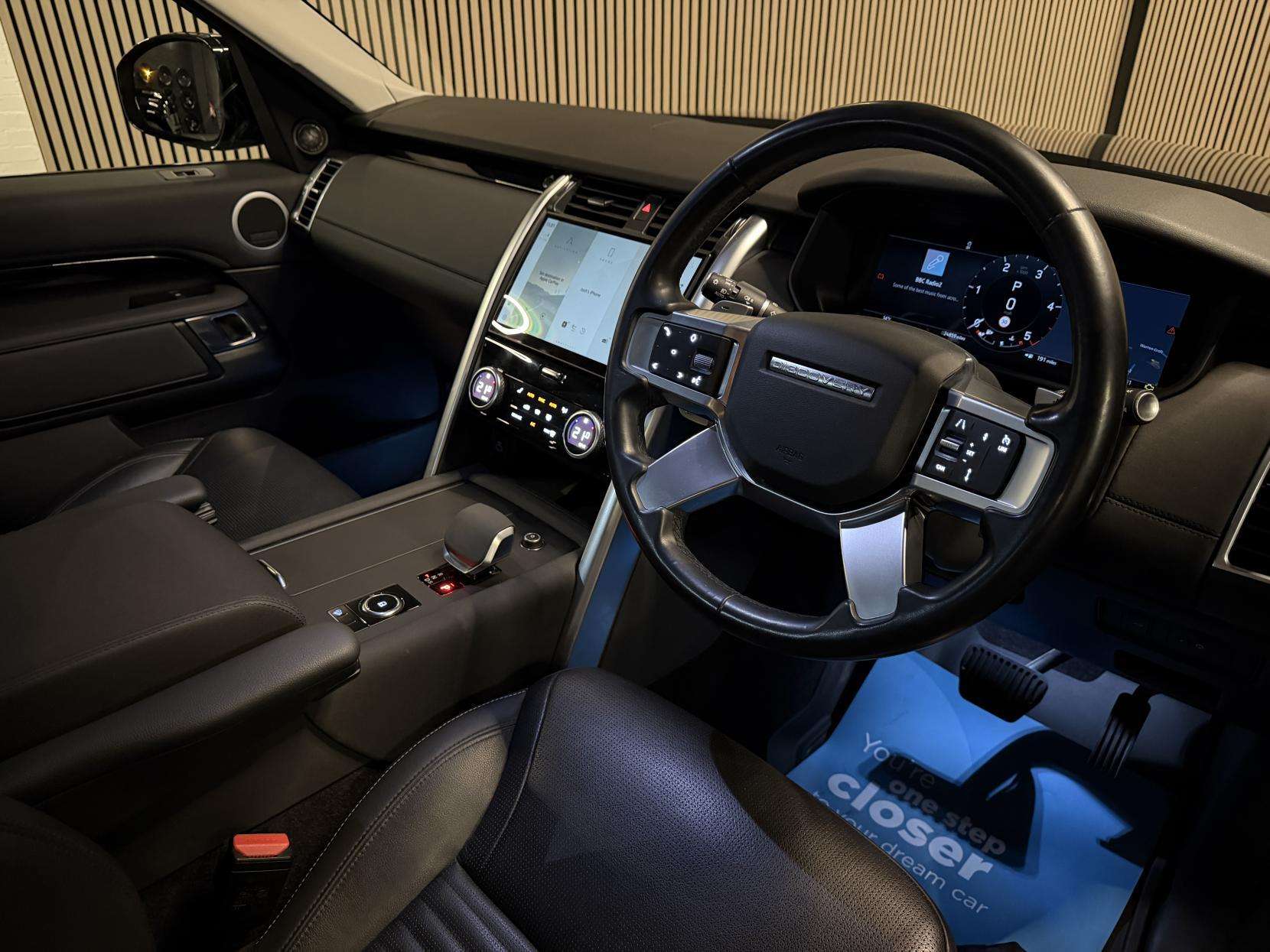 A 2023 LAND ROVER DISCOVERY SE A 2023 LAND ROVER DISCOVERY SE