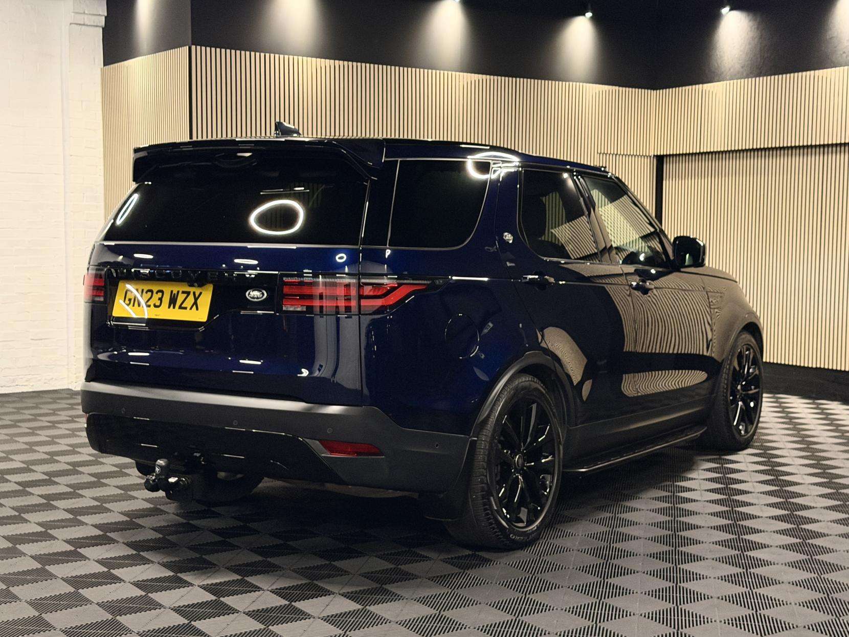 A 2023 LAND ROVER DISCOVERY SE A 2023 LAND ROVER DISCOVERY SE