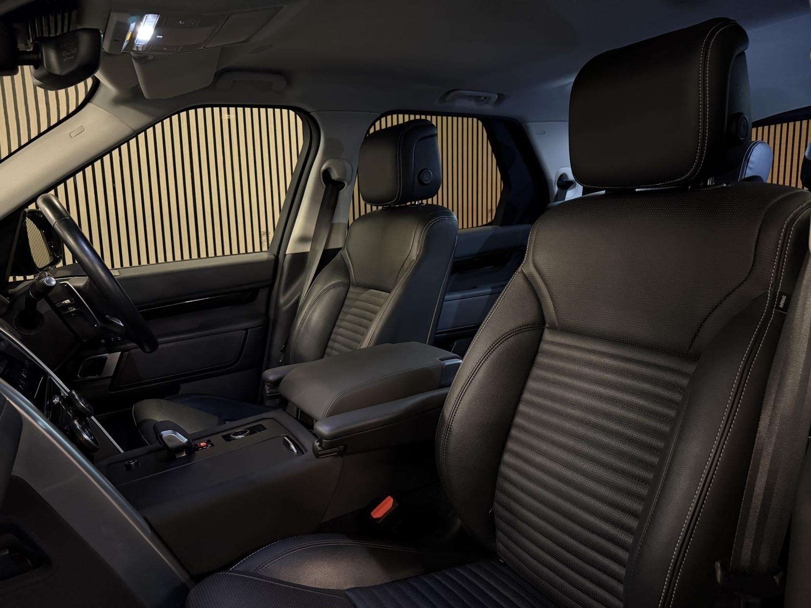 A 2023 LAND ROVER DISCOVERY SE A 2023 LAND ROVER DISCOVERY SE