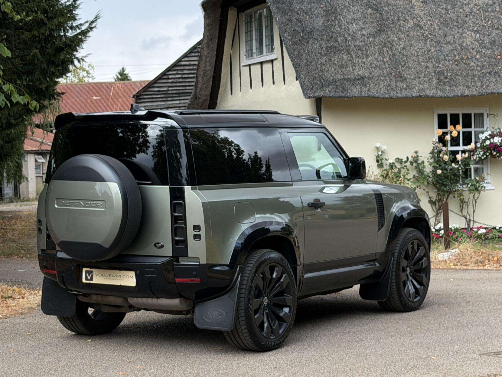 A 2021 LAND ROVER DEFENDER 90 3.0 D200 MHEV Hard Top SUV 3dr Diesel Auto 4WD SWB Euro 6 (s/s) (200 ps) A 2021 LAND ROVER DEFENDER 90 3.0 D200 MHEV Hard Top SUV 3dr Diesel Auto 4WD SWB Euro 6 (s/s) (200 ps)