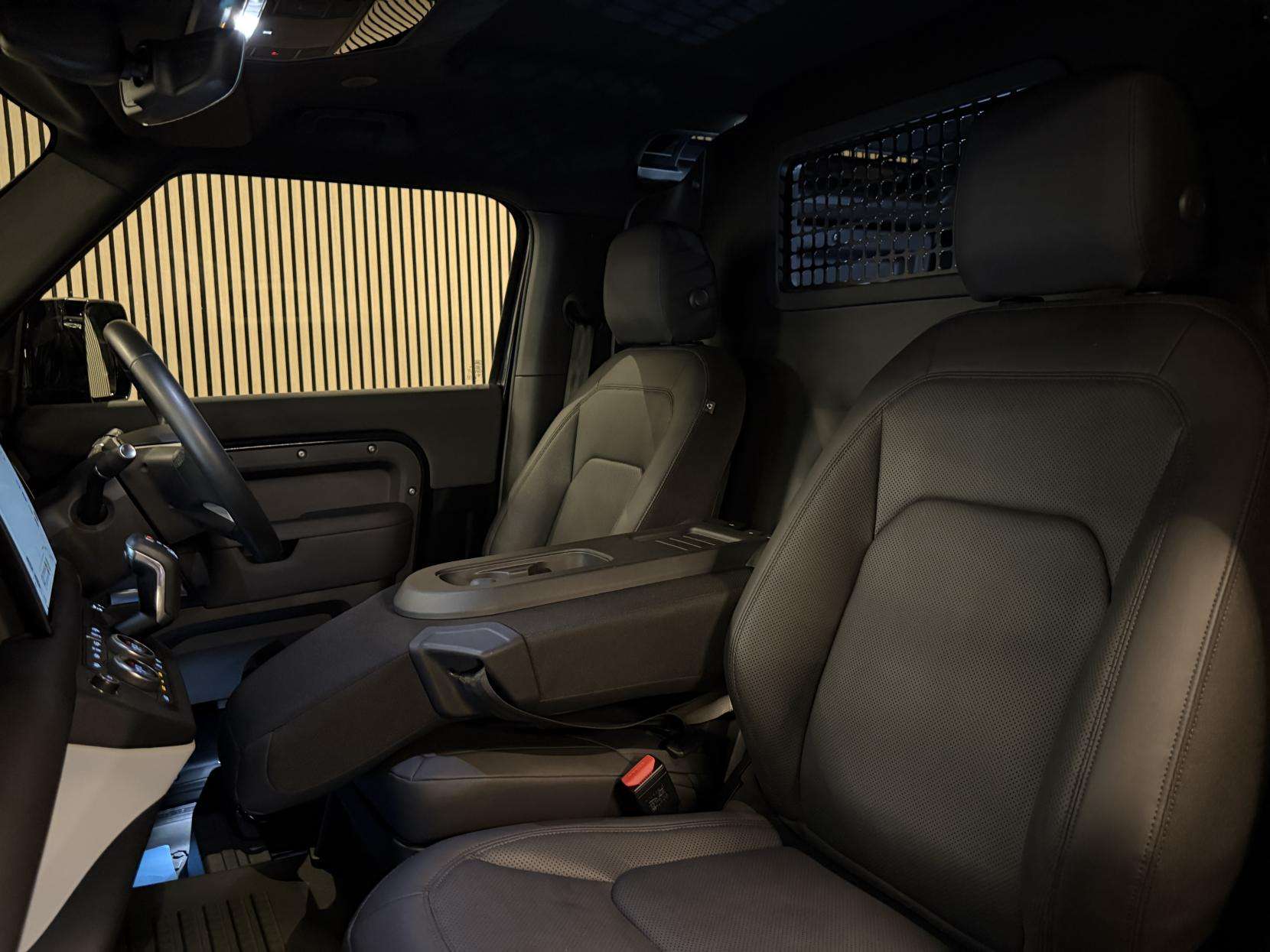 A 2024 LAND ROVER DEFENDER 90 3.0 D250 MHEV S Hard Top SUV 3dr Diesel Auto 4WD SWB Euro 6 (s/s) (250 ps) A 2024 LAND ROVER DEFENDER 90 3.0 D250 MHEV S Hard Top SUV 3dr Diesel Auto 4WD SWB Euro 6 (s/s) (250 ps)