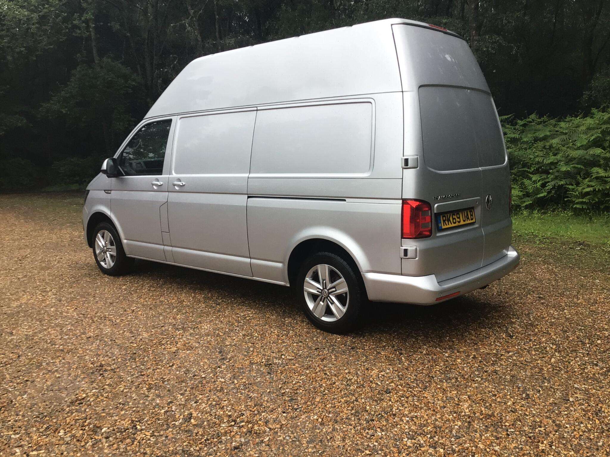 A 2019 VOLKSWAGEN TRANSPORTER 2.0 TDI T32 Highline DSG FWD LWB Euro 6 (s/s) 5dr A 2019 VOLKSWAGEN TRANSPORTER 2.0 TDI T32 Highline DSG FWD LWB Euro 6 (s/s) 5dr