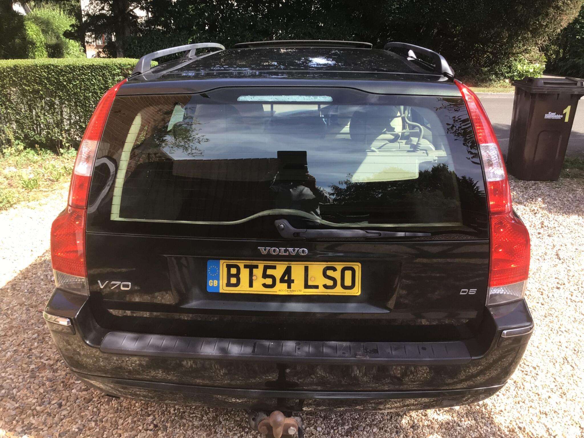 A 2005 VOLVO V70 2.4D SE 5dr A 2005 VOLVO V70 2.4D SE 5dr