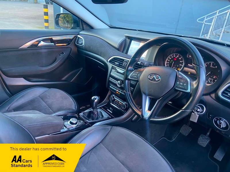 2017 INFINITI Q30 2017 INFINITI Q30