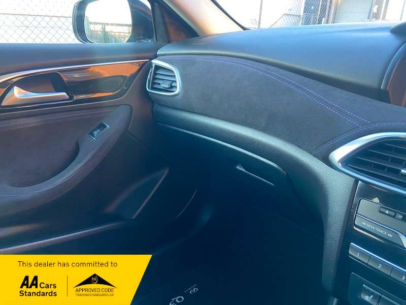 2017 INFINITI Q30 2017 INFINITI Q30