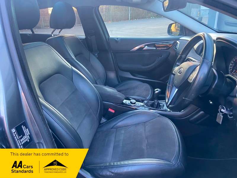 2017 INFINITI Q30 2017 INFINITI Q30