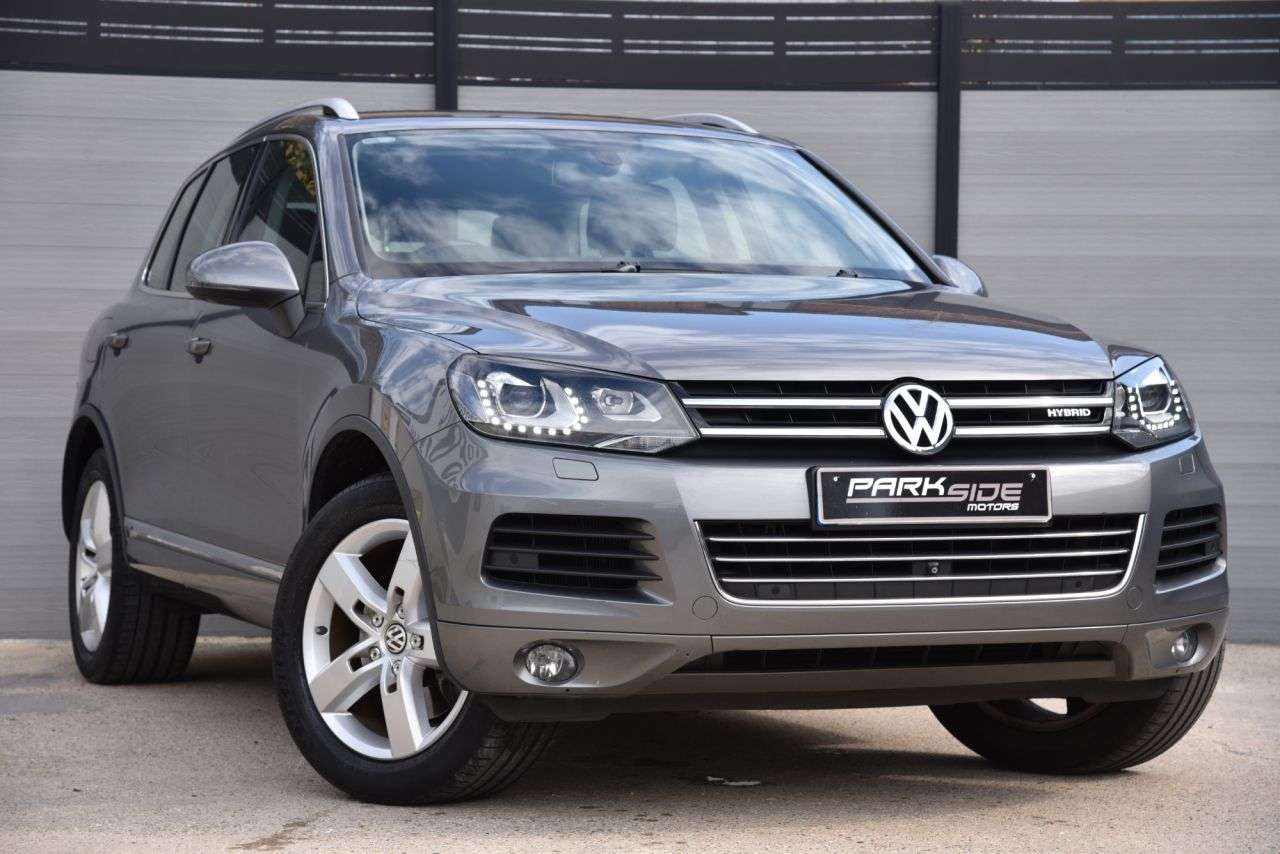 A 2013 VOLKSWAGEN TOUAREG 3.0h TSI V6 Hybrid SUV 5dr Petrol Hybrid Tiptronic 4WD Euro 5 (s/s) (333 ps A 2013 VOLKSWAGEN TOUAREG 3.0h TSI V6 Hybrid SUV 5dr Petrol Hybrid Tiptronic 4WD Euro 5 (s/s) (333 ps