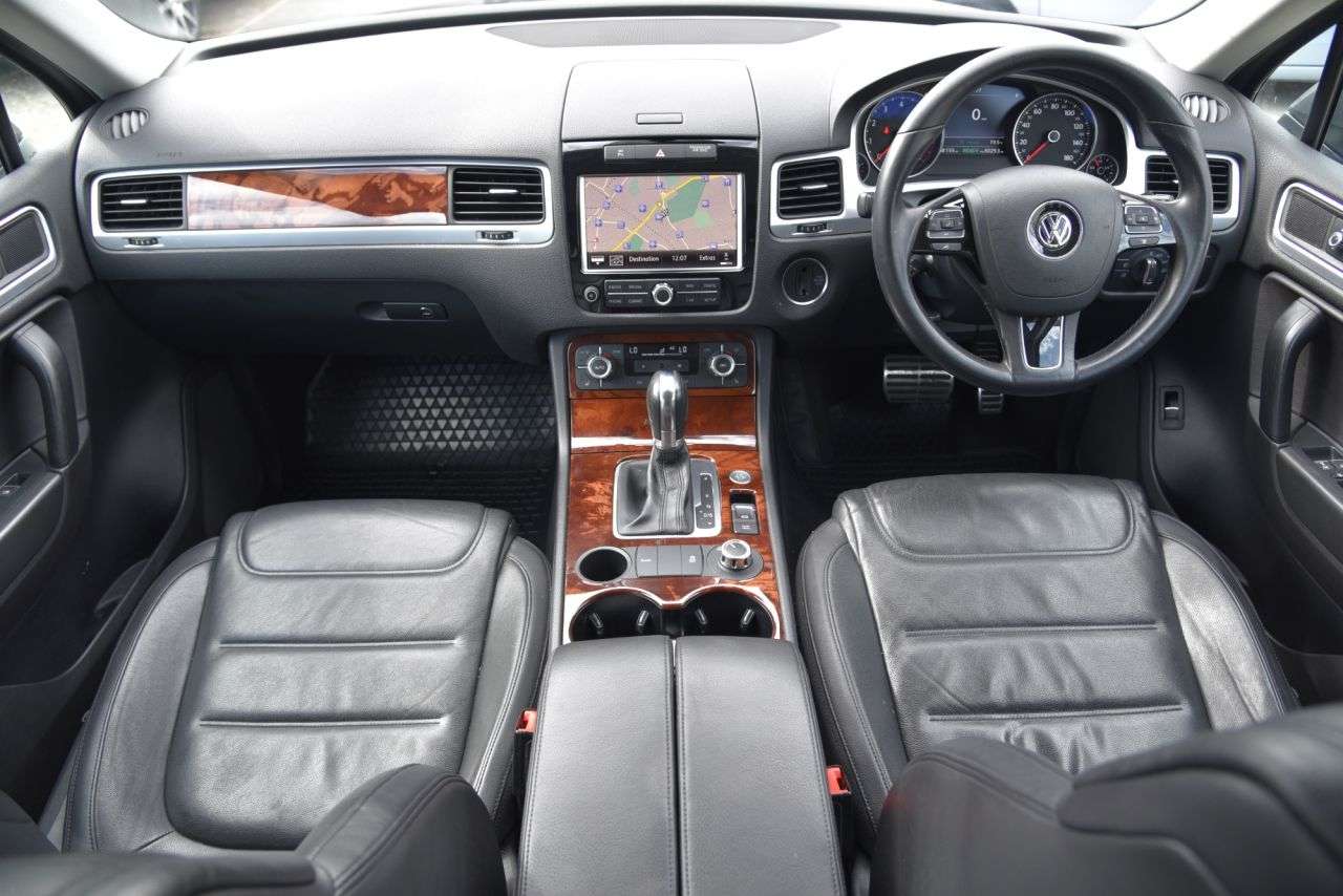 A 2013 VOLKSWAGEN TOUAREG 3.0h TSI V6 Hybrid SUV 5dr Petrol Hybrid Tiptronic 4WD Euro 5 (s/s) (333 ps A 2013 VOLKSWAGEN TOUAREG 3.0h TSI V6 Hybrid SUV 5dr Petrol Hybrid Tiptronic 4WD Euro 5 (s/s) (333 ps