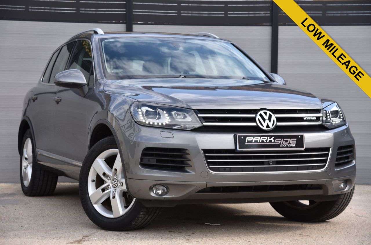 A 2013 VOLKSWAGEN TOUAREG 3.0h TSI V6 Hybrid SUV 5dr Petrol Hybrid Tiptronic 4WD Euro 5 (s/s) (333 ps A 2013 VOLKSWAGEN TOUAREG 3.0h TSI V6 Hybrid SUV 5dr Petrol Hybrid Tiptronic 4WD Euro 5 (s/s) (333 ps